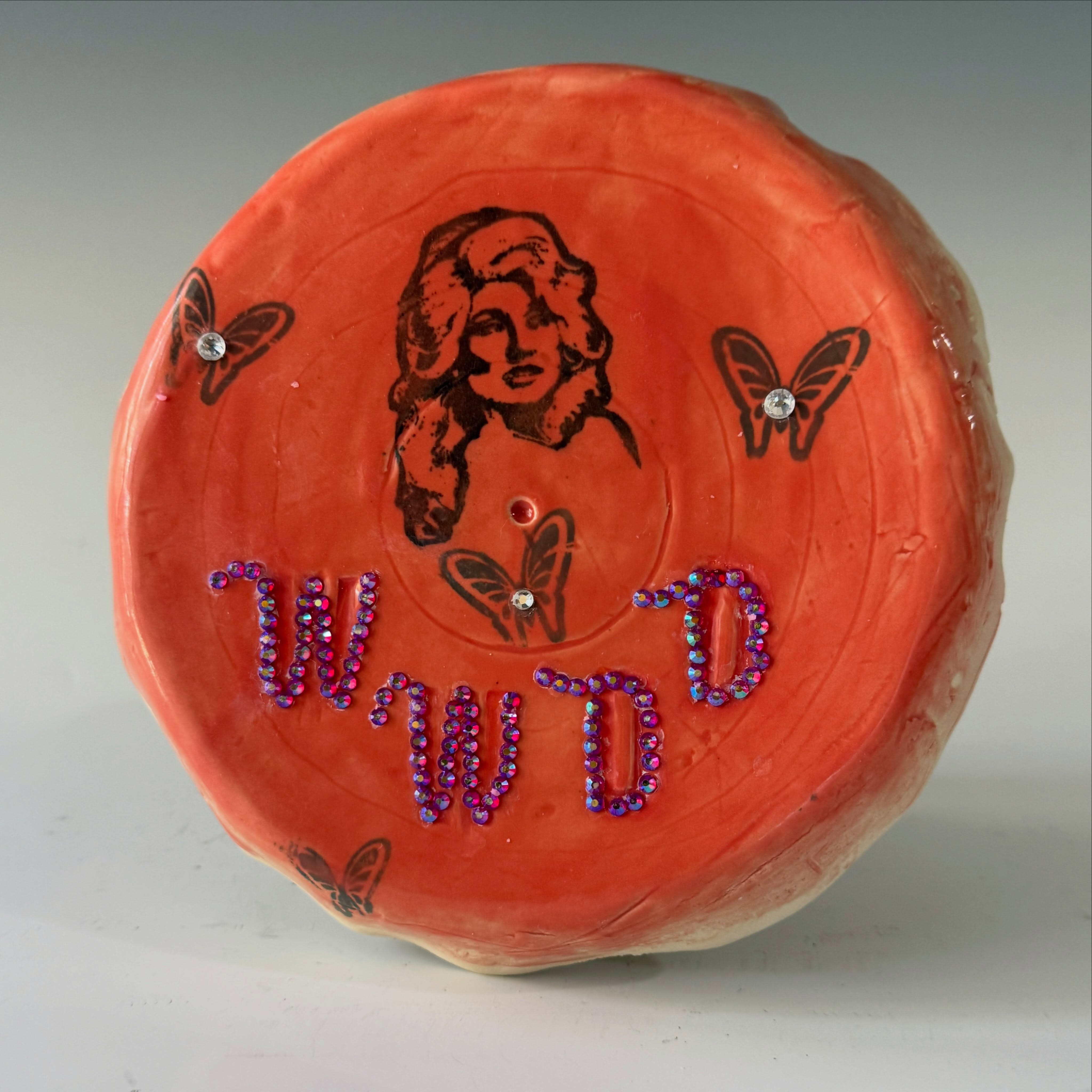 I’ve had a few questions about the WWDD pieces. They’re very much like Dolly Parton: they’re glowing with rhinestone sparkle, but have a huge heart. It feels like our society is on edge, quick to honk the horn, judge strangers, or troll people with snide comments online. But if we just pause and think “What Would Dolly Do?” , perhaps we can turn down the divisive heat and remember that kindness + empathy aren’t a a sign of weakness.💜
#sacopenstudios2026 @vergeart #artistsofsacramento