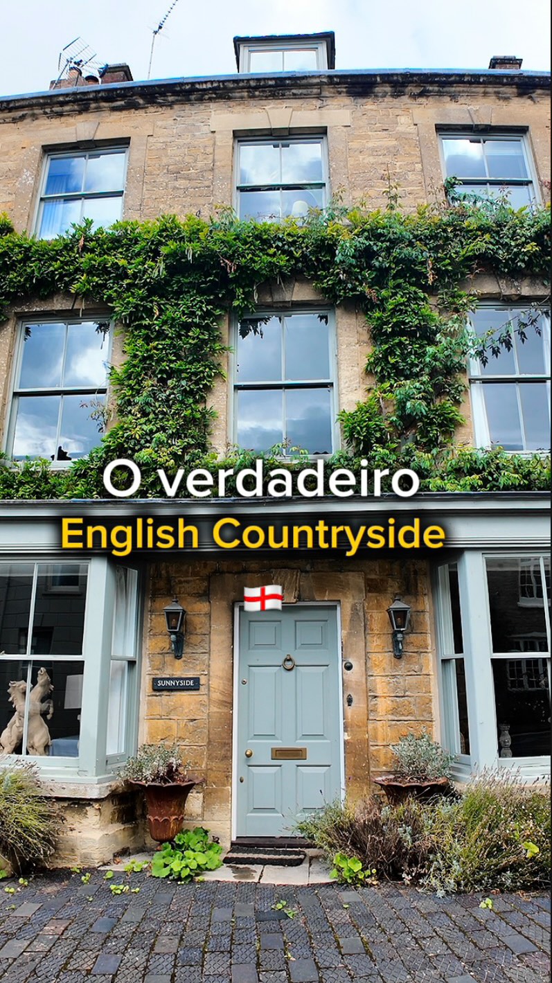 Você provavelmente já viu os Cotswolds… mas talvez ainda não tenha visto esse lugar. 🇬🇧
Hoje vamos mostrar mais um lugar inédito nos Cotswolds, um daqueles vilarejos onde parece que o tempo decidiu andar mais devagar.
Casas de pedra, ruas tranquilas, paisagens e o verdadeiro English countryside, exatamente aquela Inglaterra que a gente sonha em conhecer. 🤍
E o melhor? Esse é mais um daqueles lugares que ficam fora do roteiro mais óbvio.
🎬 O vídeo completo estreia HOJE, às 20h 🇬🇧 | 16h 🇧🇷, no YouTube!
Venha descobrir esse cantinho do interior da Inglaterra com a gente.
👉 Procure por EmiLou Day by Day - Irmãs Viajantes no YouTube e venha viajar conosco!
#Cotswolds #InteriorDaInglaterra #Inglaterra #VilarejosIngleses #InglaterraAlémDeLondres