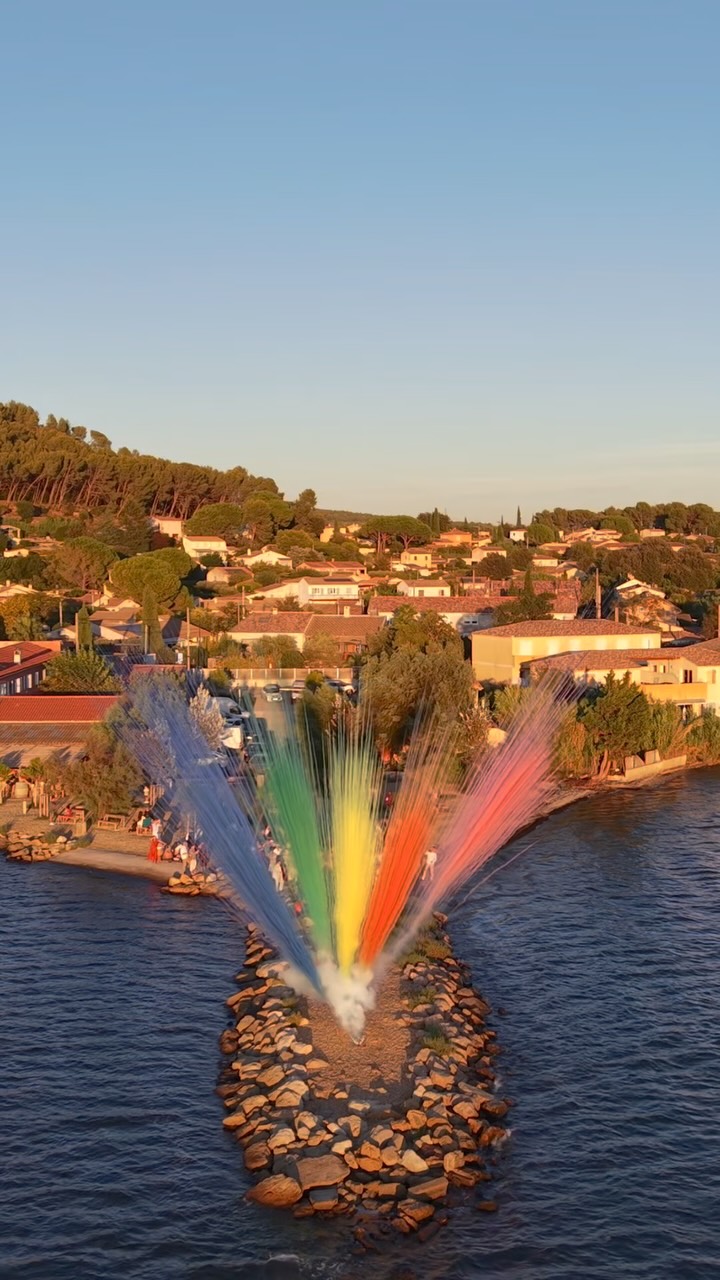 Un éventail de couleurs au-dessus de l’eau.
Une mise en scène de feux de jour dans le magnifique cadre du Restaurant La Digue à Saint-Chamas.
Un moment spectaculaire et haut en couleur pour sublimer cette journée.
Restaurant La Digue – Saint-Chamas
Poudre d’Éclat Events
#FeuxDeJour #PoudreDEclatEvents #SaintChamas #RestaurantLaDigue #MariageProvence EffetsSpeciaux Mariage2026