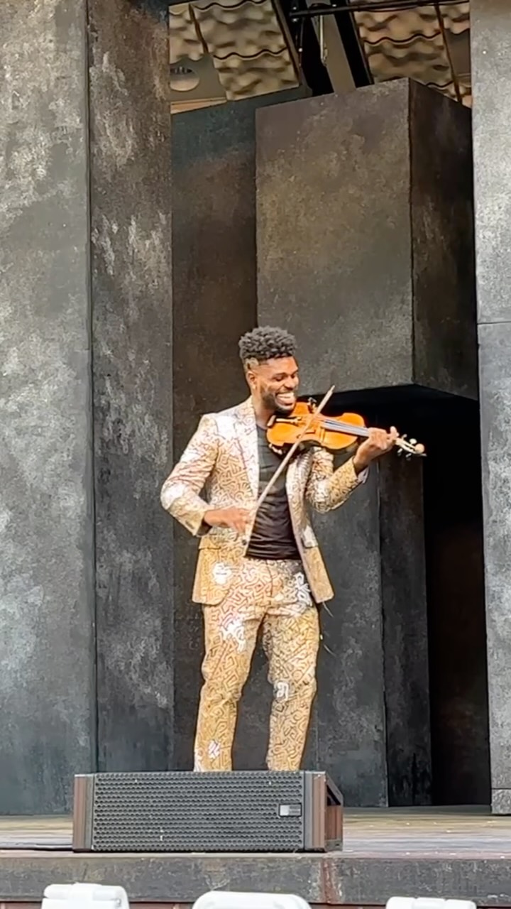 I love performing for my Harlem community!🙏🏾
Dr. Edward W. Hardy performs @thegershwinbrothers’ “Summertime” at Richard Rodgers Amphitheater in Marcus Garvey Park on July 23, 2026.
🎥: @liachangphotography / @backstagepasswithliachang
Presented by @classicalharlem
Outfit: @soundkulture / @marcoalexanderofficial
#summertime #violinist #GeorgeGershwin #jazz #harlem
