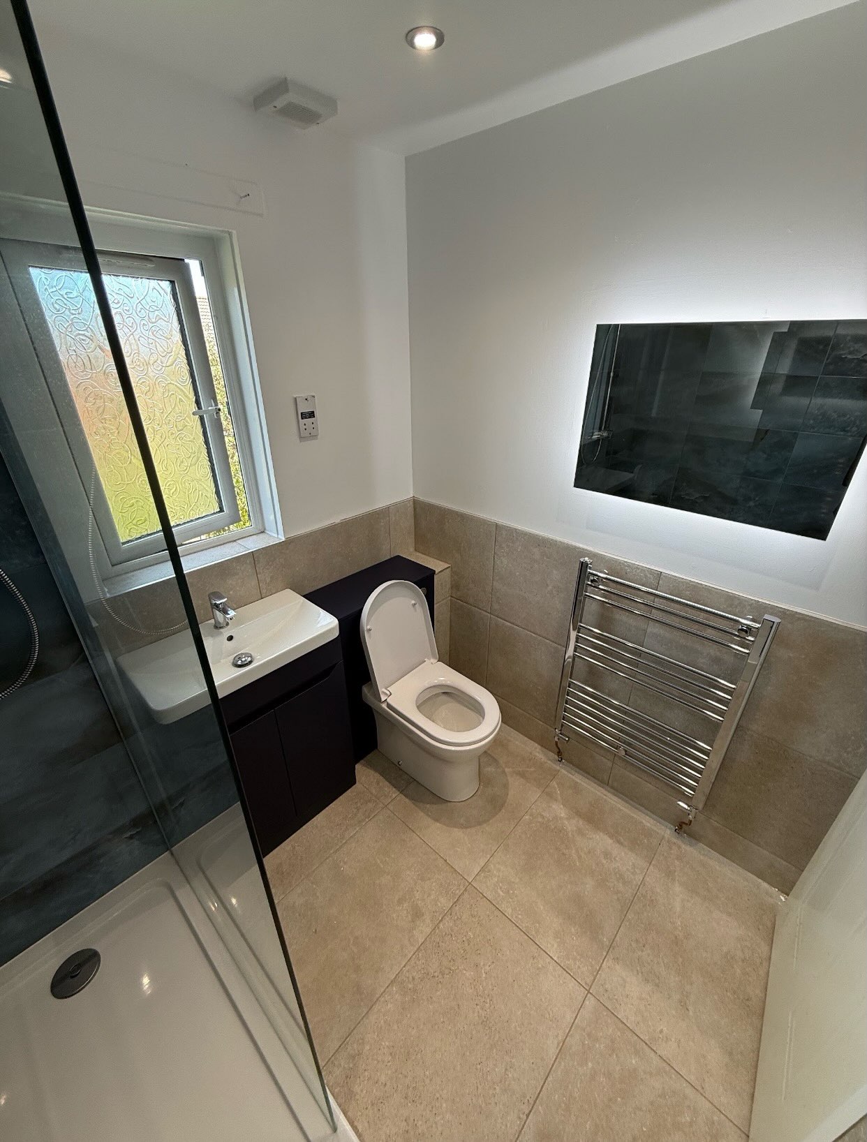 Everything you could want in a modern bathroom 🤩