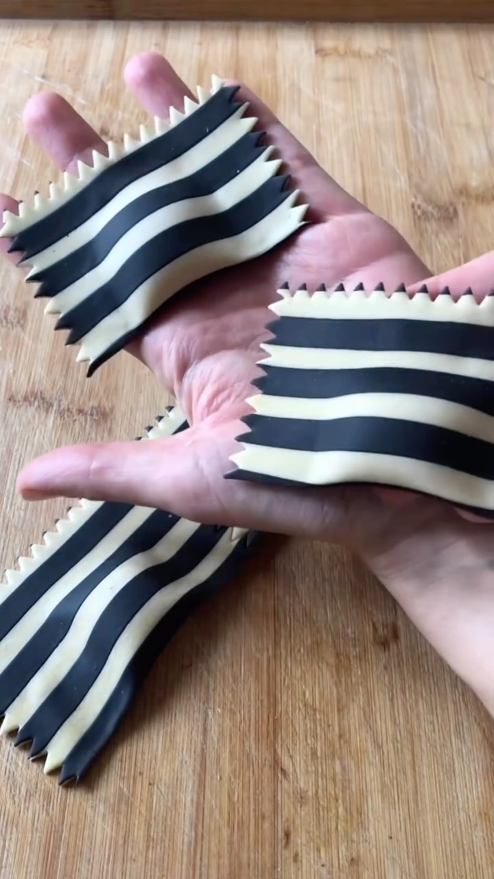 Beautiful in black and white! These stripes are colored with sepia (squid ink), mixed in together with the eggs right at the beginning of making a classic egg dough. Watch my „stripes“ story highlight for the full process!
•
•
•
•
•
#freshpasta #pastafresca #homemadepasta #eggpastadough #stripedpasta