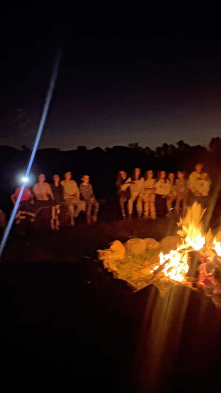Una noche cualquiera en Mákemáke: fogata, estrellas, música y todos juntos.
Nuestros campers y counselors cantando alrededor del fuego, mientras los más chicos se van soltando con el inglés y descubriendo que no tienen que hablar perfecto para ser parte de la conversación.
A veces basta con que un counselor los acompañe, les dé confianza y los ayude a encontrar las palabras.
Eso es parte de la inmersión: aprender inglés mientras haces amigos, participas, te atreves y eres parte de una comunidad.
Y cuando termina la canción y miras alrededor, entiendes que estos son los momentos que hacen que quieran volver cada verano.
Starring top counselors: @lamiss.javi @costihasbun
#CampMákemáke #campingchile #prefieroelmaule #InmersiónEnInglés #EnglishImmersion