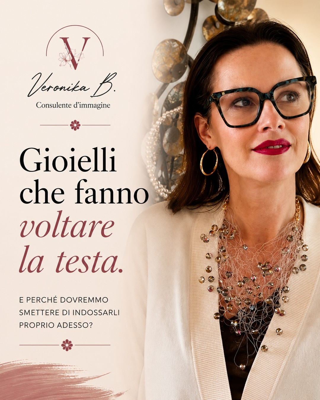 Gioielli che fanno voltare la testa dietro di te.
Sapete a cosa penso spesso quando osservo le donne per strada?
Che la vivacità, con l’età, diventa ancora più bella.
Eppure vedo ancora tante donne trattenersi.
“È troppo vistoso.”
“Alla mia età no.”
“Non vorrei sembrare eccessiva.”
“Cosa penseranno?”
E questa cosa mi fa sorridere, perché io penso quasi il contrario.
Con gli anni abbiamo conquistato esperienza, consapevolezza, gusto. Abbiamo capito cosa ci piace e, soprattutto, cosa non abbiamo più voglia di essere.
Perché proprio adesso dovremmo diventare invisibili?
Un abito semplicissimo e un paio di orecchini importanti.
Una camicia bianca e una collana piena di colore.
Un foulard, un maxi orecchino, una spilla che non chiede il permesso di essere guardata.
A volte basta un dettaglio.
E da consulente d’immagine vi dico anche questo: un accessorio importante non significa mettere tutto insieme senza criterio.
Proporzioni, colori, punto focale, linee del viso e personalità contano.
Ma poi c’è qualcosa che viene prima delle regole.
La presenza.
Quella sensazione per cui entri in una stanza senza cercare di sembrare più giovane, più magra, più discreta o più “adeguata”.
Entri semplicemente come sei.
Forse le nostre mamme e le nostre nonne si sono sentite dire troppe volte che a una certa età bisognava togliere, abbassare, smorzare.
Io credo che possiamo concederci qualcosa di diverso.
Non vestirci “da giovani”.
Vestirci da donne che non hanno più nessuna intenzione di scomparire.
E magari quel gioiello enorme che abbiamo sempre pensato fosse “troppo” è proprio il punto da cui cominciare.
Io, naturalmente, voto per il troppo.
Quando è scelto bene. 😉
E voi? Maxi gioiello sì o siete ancora della squadra “meglio qualcosa di discreto”?
#metodopresenza #veronikabaioni #consulenzadimmagine #stilesenzaetà #donneover50
Corretto con IA
