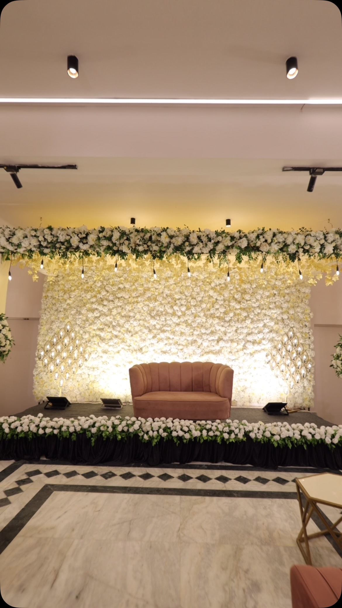 White blooms, golden moments, and a love story waiting to begin🤍
Contact: +91 7800040271, +91 6392000710 Address: Hotel Varuna, 22, Gulab Bagh, Sigra, Varanasi-221002
Landmark: Opposite Sigra Police Station
#varanasi#sigra#hotel#wedding#booknow