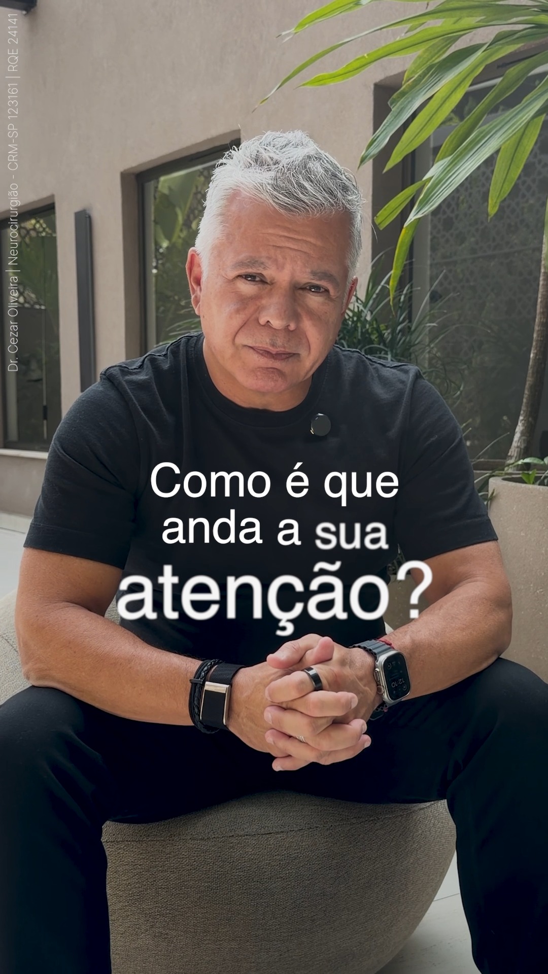 Você está presente ou só está por perto?
Na conversa, no tempo com os filhos, no trabalho ou até durante um filme: quantas vezes o celular divide a sua atenção com o que está acontecendo?
Às vezes, a pausa vem acompanhada daquela sensação de que deveríamos estar fazendo outra coisa. E fica difícil simplesmente estar ali.
Em um mundo onde tudo disputa a nossa atenção, cuidar dela é cuidar da própria vida.
Que tal começar com um pequeno gesto hoje? Guardar o celular durante uma conversa e ouvir com calma, sem pressa de sair daquele momento.
O que tem recebido a maior parte da sua atenção? 💬
#DrCezar #Atenção #Presença #QualidadeDeVida