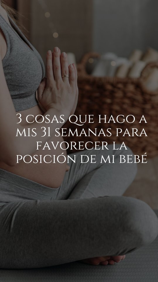 31 SEMANAS 🤰🏼💫 Estas son 3 cosas que estoy haciendo para ayudar a crear las mejores condiciones posibles para que mi bebé tenga espacio y libertad de movimiento:
✨ 1. Inversiones, 5–7 veces al día
Durante 3 a 10 respiracioned para explorar si un cambio temporal en la relación entre mi pelvis, útero y gravedad puede favorecer el movimiento y ayuda a liberar tensión en ligamentos uterinos.
✨ 2. Relajación del suelo pélvico
Además de fortalecer el suelo pélvico, durante el embarazo también me interesa aprender a RELAJARLO. Trabajo respiración, conciencia corporal y capacidad de soltar tensión, buscando que el suelo pélvico tenga movilidad y no esté constantemente contraído.
✨ 3. Movilidad de cadera + columna + caja torácica y costillas
Estoy trabajando en mantener movimiento y libertad en todo mi cuerpo: movilidad de cadera, rotaciones de columna, expansión de la caja torácica y movilidad de las costillas. No porque exista una postura “mágica” que haga que el bebé se voltee, sino porque quiero que mi cuerpo esté móvil, cómodo y adaptable.
Y algo MUY importante: NADA de esto garantiza que mi bebé se vaya a voltear. 🫶🏼
Entonces, ¿por qué lo hago?
Porque hay una diferencia entre “hacer algo para garantizar un resultado” y “hacer cosas que están dentro de mi control para favorecer unas buenas condiciones”.
También estoy priorizando:
🫶🏼 movimiento diario
🫶🏼 respiración y relajación
🫶🏼 buena movilidad de pelvis, columna y caderas
🫶🏼 evitar pasar todo el día en una sola posición
🫶🏼 escuchar a mi cuerpo y no forzar nada
🫶🏼 trabajar de la mano de mi equipo de salud y revisar la posición del bebé conforme avance el embarazo
Estoy haciendo lo que sí está en mis manos, sin obsesionarme con el resultado. 🤍
Y si mi bebé decide quedarse donde está… también confío en que podremos tomar las mejores decisiones para los dos con la información disponible en ese momento. ✨
Este contenido es educativo y no sustituye la valoración de tu obstetra. Algunas posiciones o ejercicios pueden no ser apropiados para todos los embarazos.