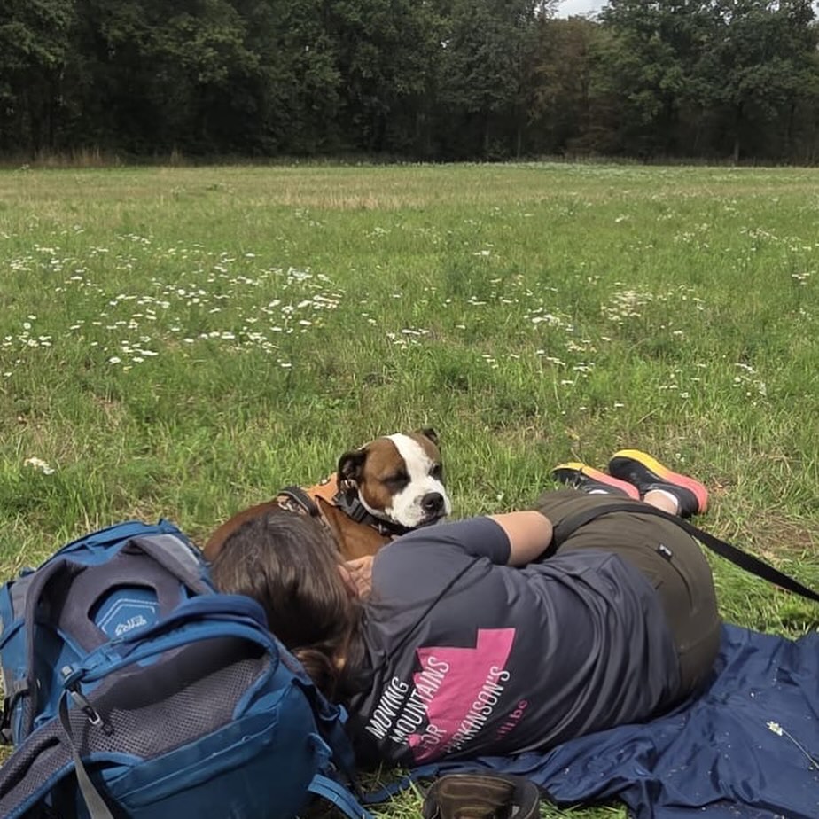 En Tommy trekt verder, iedere dag opstaan en gaan slapen met deze diagnose, maar niets houdt hem tegen. Tommy blijft connecties leggen en verbinden, iets wat zo belangrijk is en meehelpt om zijn missie te ondersteunen. Volg Tommy via onze blog en lees zijn nieuwste post of kopieer onderstaande link.
Keep on hiking @tommy.mox 🥊
https://www.parkili.be/post/dagboek-van-hiker-yopper-tommy