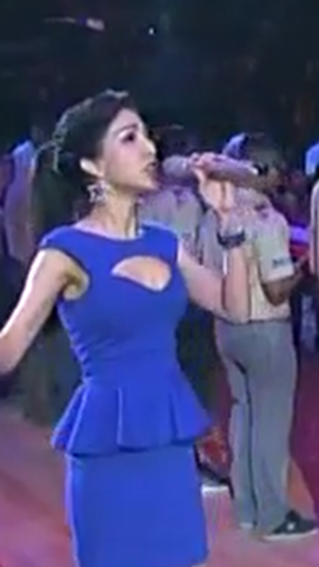 🇺🇸🏀 The Anthem Girl: Every Stage, No. 5. Crypto.com Arena, back when it was Staples Center.
This was the night I sang two anthems in a row, the American and the Canadian, for Clippers vs Raptors. Two flags, two songs, one very full heart.
Follow along, a new stage every week.
xo, Roxy Darr, The Anthem Girl 💋🌹
#NationalAnthemGirl #NationalAnthem #AnthemGirl #StarSpangledBanner #Clippers
