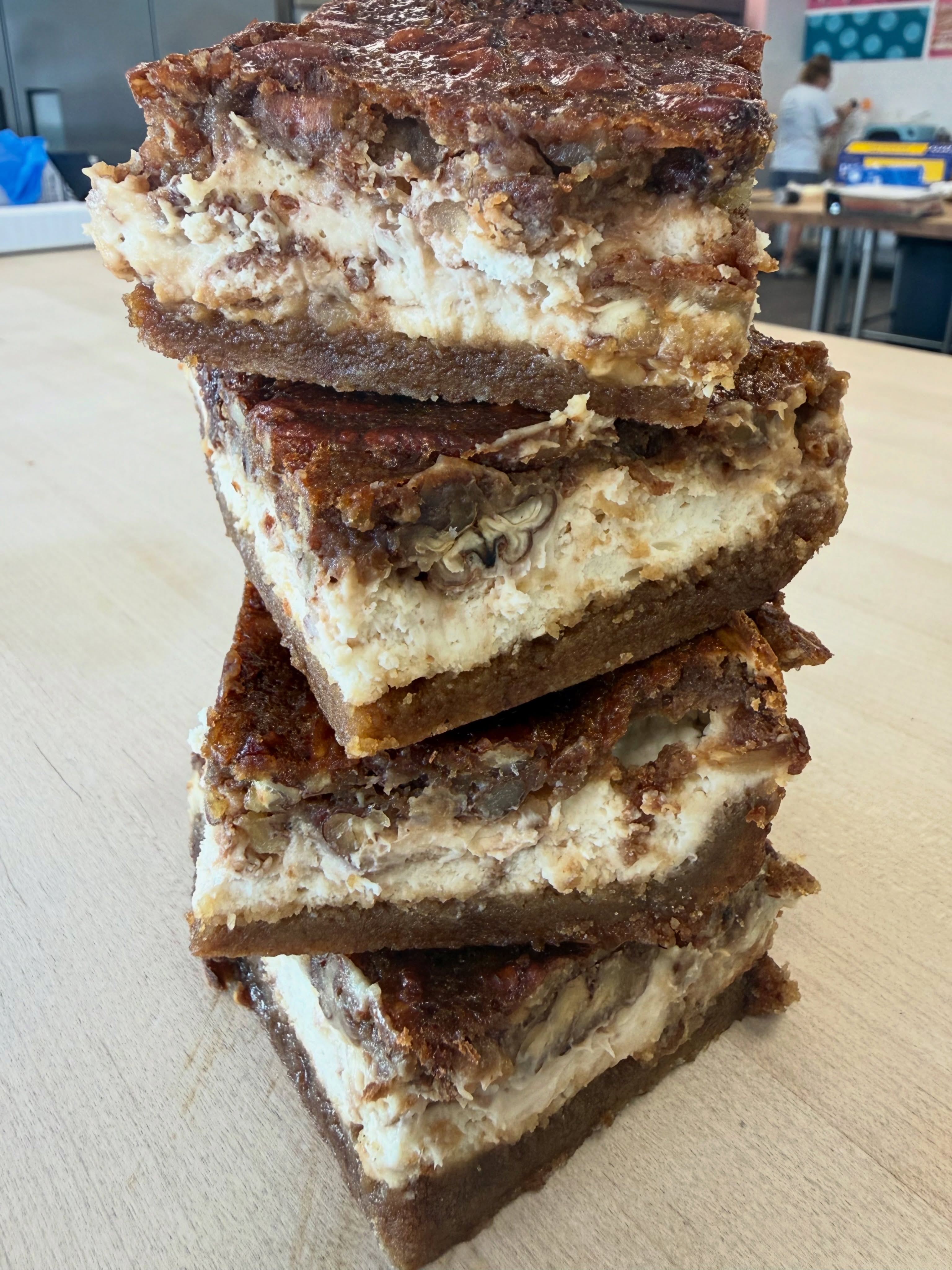 🚨 THEY ARE BACK!!! 🚨
Our famous BUTTER PECAN CHEESECAKE BARS are BACK and ready to steal the show! 🤎✨
These have ALWAYS been such a huge hit, and you guys are constantly asking us to bring them back… so of course, they HAD to make an appearance on our FAN FAVORITE MENU! 😍🙌🏼
Creamy, delicious, and packed with that classic butter pecan flavor! 🤤
And the best part? They’re GLUTEN FREE, SUGAR FREE & LOW CARB! 🙌🏼
You asked… WE LISTENED! 💕
NOW AVAILABLE in our showcase! Come grab yours before they’re gone! 🏃🏼♀️💨