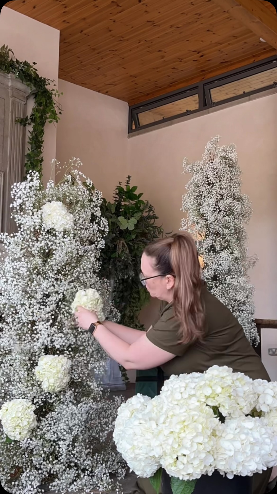🌿 Foam-free floral arch setup 🌿
A little Timelapse of me building this fresh floral arch - without a block of floral foam in sight!
When working foam-free, flowers like roses and hydrangeas still need a reliable water source, so each stem is carefully placed into individual water tubes to keep them hydrated and looking fresh throughout the wedding day.
It takes a little more preparation (and a LOT of water tubes 😂), but the finished result is absolutely worth it.
Would you choose a fresh floral arch for your ceremony?
#WeddingFlorist #FloralArch #FoamFreeFloristry