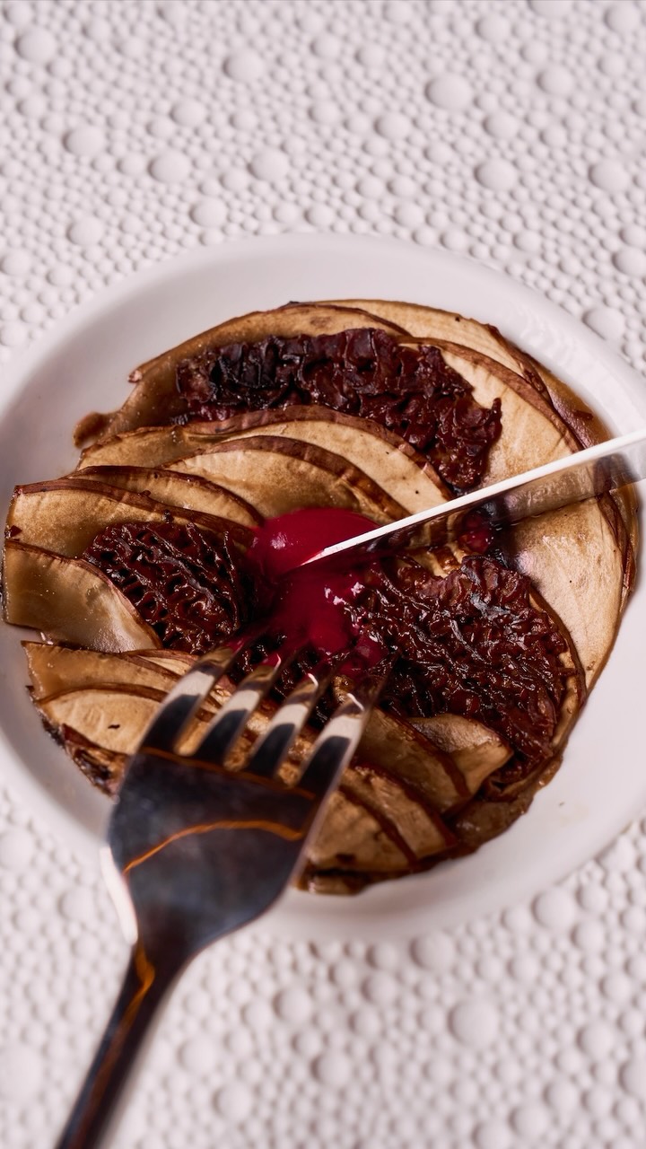 Mushroom parfait, cherry gelée, a medley of grilled mushrooms.
In the second ring of the Seventh Circle, Dante meets Pier della Vigna, not in person, but in voice and blood. For it is in this ring that those who violently tore their souls from the flesh are bound. Denied human form, their disembodied spirits are rooted for eternity in the ashen soil of the Inferno, there to grow as gnarled, thorny branches; their blood for sap, their bark the forage of Harpies.
THE DANTE DEGUSTATION
editio septima | 2026
INFERNO
Photographed @by_cadengan