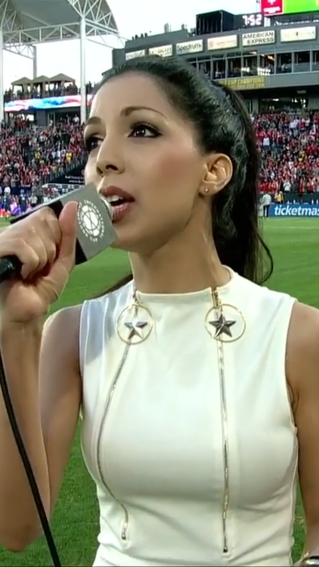 🇺🇸⚽️ Every Stage, No. 2. The LA Galaxy.
Arsenal vs FC Bayern, an ocean of scarves and flags, and me out on the field with the anthem. Singing for a soccer crowd is a feeling like no other, the whole stadium breathing with you.
Where should stage No. 3 take us? Follow along and find out.
xo, Roxy Darr, The Anthem Girl 💋🌹
#NationalAnthemGirl #NationalAnthem #AnthemGirl #StarSpangledBanner #Vocalist