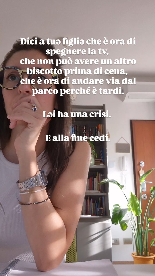 Uno dei momenti più difficili nell'essere genitori non è prendere una decisione, ma continuare a riconoscerla come sensata anche quando tuə figliə ti mostra, con tuttə se stessə, che quella decisione non gli piace.
“Sto esagerando?”
“Ne vale davvero la pena?”
“Perché devo farlə piangere per questa cosa?”
“E se stessi sbagliando?”
Dubitare non è un problema, anzi.
Possiamo cambiare idea.
Possiamo accorgerci che una regola non ha più molto senso.
Possiamo scegliere di fare un'eccezione.
Possiamo muoverci diversamente da come avevamo immaginato.
Quello che conta è da dove nasce quel cambiamento:
Dalla consapevolezza?
Dal bisogno di far finire il prima possibile una situazione?
Dal risolvere un conflitto?
Dal voler insegnare qualcosa?
Per questo avere una direzione educativa fa la differenza.
E non parlo di un elenco infinito di regole e procedure da applicare, ma di aver chiarito quali valori vuoi portare nella relazione con tuə figliə, cosa per te è importante proteggere e quale adulto vuoi essere anche quando la situazione diventa scomoda.
.
.
.
Nel webinar gratuito del 30 settembre parliamo di 5 trappole che possono farti perdere la direzione senza che tu ne sia davvero consapevole.
Link in bio per iscriverti 🔗