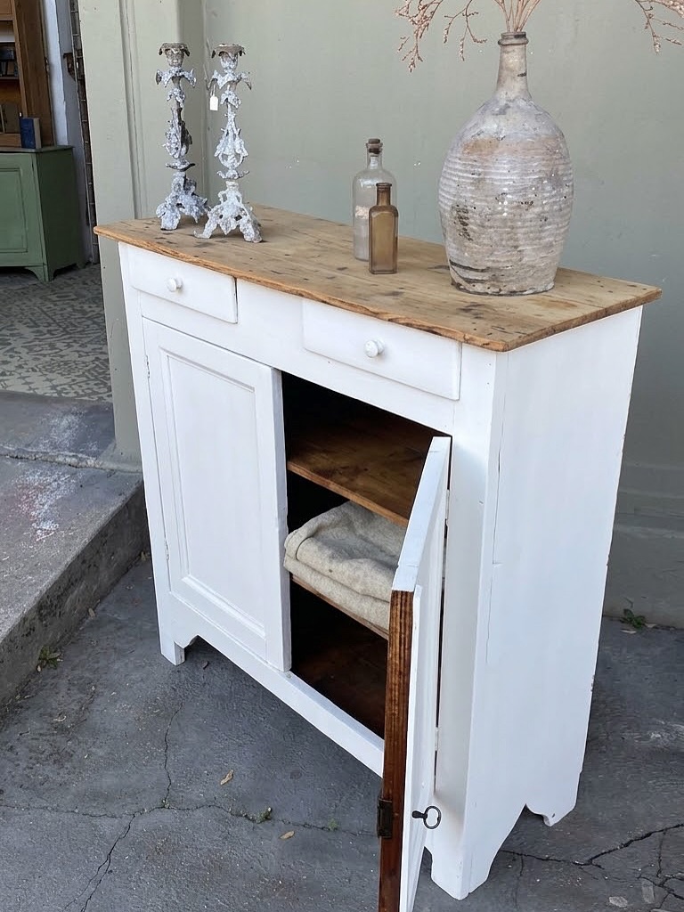 🤍 Buffet parisien couleur crème
Intemporel et chargé d’histoire
Dimensions : L 100 x P 36 x Ht 99 cm
À retrouver aux @pucesducanal en boutique
#brocante #buffetparisien #frenchfleasshop #brocanteenligne #buffetancien
