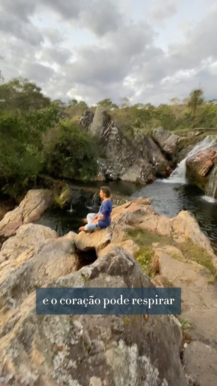 Chega um momento em que a gente começa a apreciar o silêncio e a própria companhia.
Paramos de buscar distrações, silenciamos os ruídos do mundo e, no recolhimento, escutamos a voz da nossa alma.
É quando a solidão dá lugar à solitude, e estar consigo mesmo se torna um encontro sagrado.
Na quietude, percebemos que nunca estamos verdadeiramente sozinhos: há uma presença maior nos envolvendo, guiando e acolhendo.
E para você, como é estar sozinho?
Você sente solidão ou solitude?
Compartilhe comigo o que essa experiência desperta em seu coração.
Consciência
Existência
Felicidade
Eu Sou aqui
Eu Sou aí
Silvana Cunha
Autora • Palestrante • Terapeuta Holística Integrativa• Consteladora • Mentora • Cientista Intuitiva • Alquimista • Fundadora da TQC Cura Quântica®️ e do Despertar Quântico da Consciência
Insta: @silvanacunha.333
www.florescimentocriativo.com