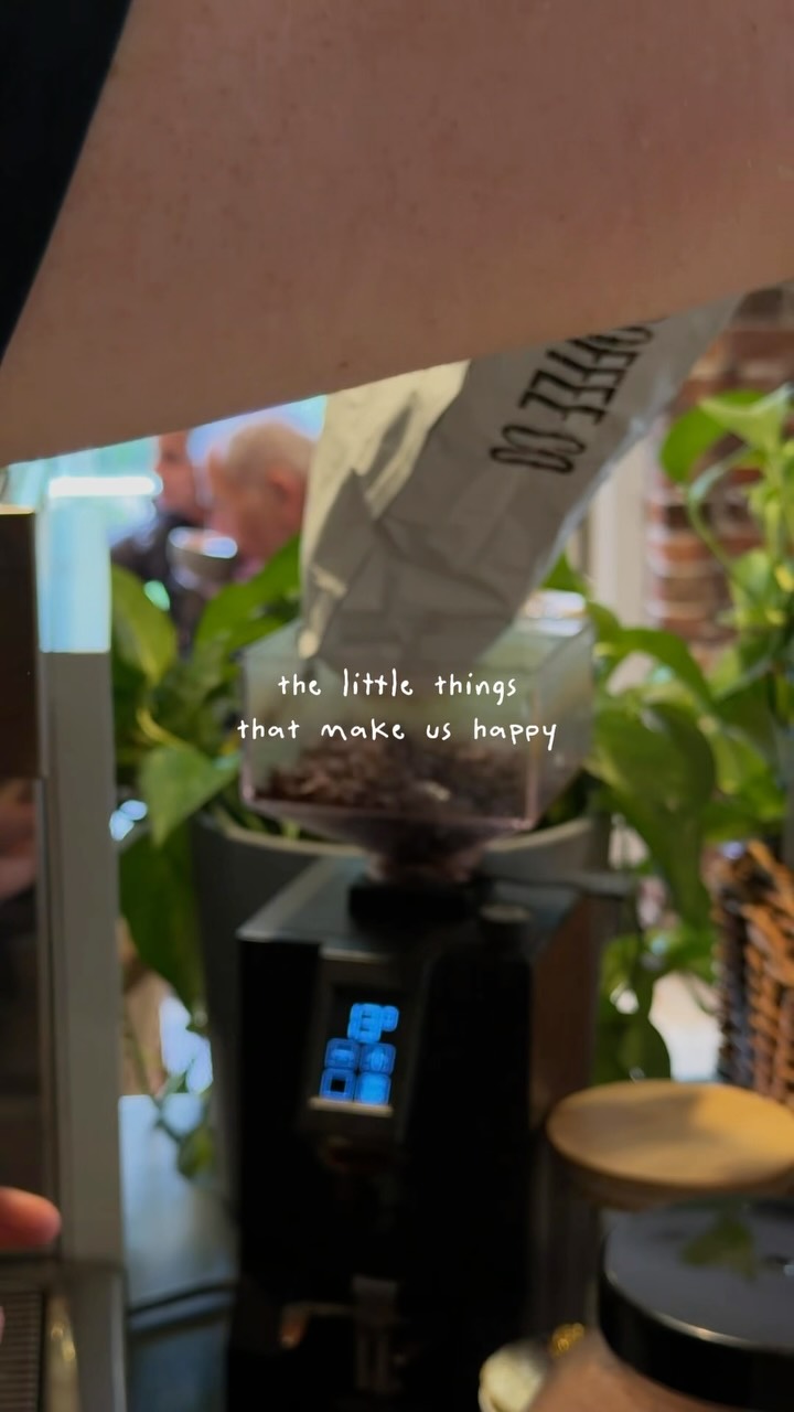 Bringing your order over with a smile, freshly baked treats coming out of the kitchen, good coffee, familiar faces and watching you enjoy the beautiful gardens that surround us 🌿☕️
The list goes on…
Happy Sunday from all of us at Pink 💕
