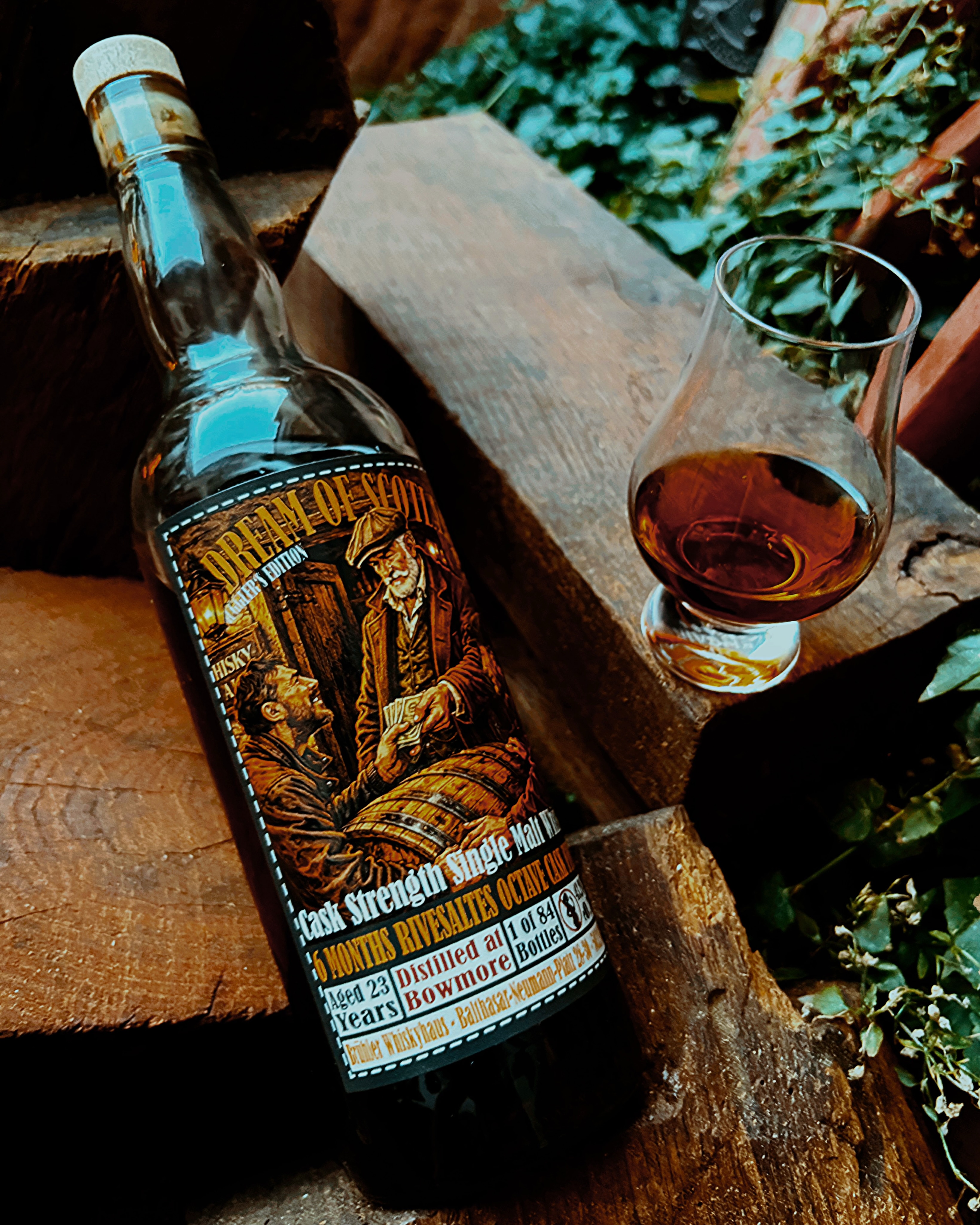 This Sunday in the glass: A Dream of Scotland Bowmore 23 Year Old from @bruehler_whiskyhaus , finished in a Rivesaltes Octave and bottled at 43.2% ABV.
A really lovely old Bowmore and exactly the kind of combination that immediately gets my attention: Islay meets a sweet-wine cask.
The smoke is rather subtle, while the darker fruit notes are more prominent. On the nose I get dark cherry, blackberry and a distinct floral note that leans towards violet, alongside a little leather. On the palate it becomes soft and sweet with stewed fruit, fig and nougat, plus dark chocolate and that lovely Bowmore smoke. The finish stays long, warming and pleasantly smoky.
For me, simply a really lovely whisky and absolutely delicious.
20+ YEARS: Which bottling was the last one you had in your glass?
Unpaid advertisement. Enjoy alcohol responsibly and only if you’re of legal drinking age.
_______________________________________
Diesen Sonntag im Glas: A Dream of Scotland Bowmore 23 Jahre vom Brühler Whiskyhaus, im Rivesaltes Octave gefinished und mit 43,2% Vol. abgefüllt.
Ein richtig schöner alter Bowmore und genau so eine Kombination, die mich sofort neugierig macht: Islay trifft auf Süßweinfass.
Der Rauch ist eher dezent und dunkle Fruchtnoten sind präsenter. In der Nase habe ich dunkle Kirsche, Brombeere und eine deutlich florale Note Richtung Veilchen, dazu etwas Leder. Am Gaumen wird er weich und süß mit Fruchtkompott, Feige und Nougat, dazu dunkle Schokolade und schöner Bowmore-Rauch. Das Finish bleibt lang, wärmend und angenehm rauchig.
Für mich ein richtig schöner Whisky und super lecker.
20+ JAHRE: Welche Abfüllung hattest du zuletzt im Glas?
Unbezahlte Werbung. Alkohol nur ab gesetzlichem Mindestalter und in Maßen genießen.
#whisky #bowmore #islaywhisky #rivesaltes #singlemalt