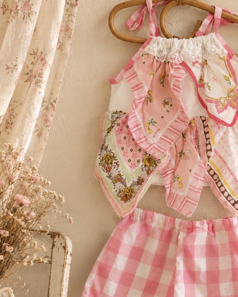 ~handkerchief sets~
Vintage handkerchiefs repurposed into the cutest handmade short set. One of one. Size 4.
.
.
.
.
.
#oneofakind #oneofone #vintagehankies #handmadekidsclothes #handmade