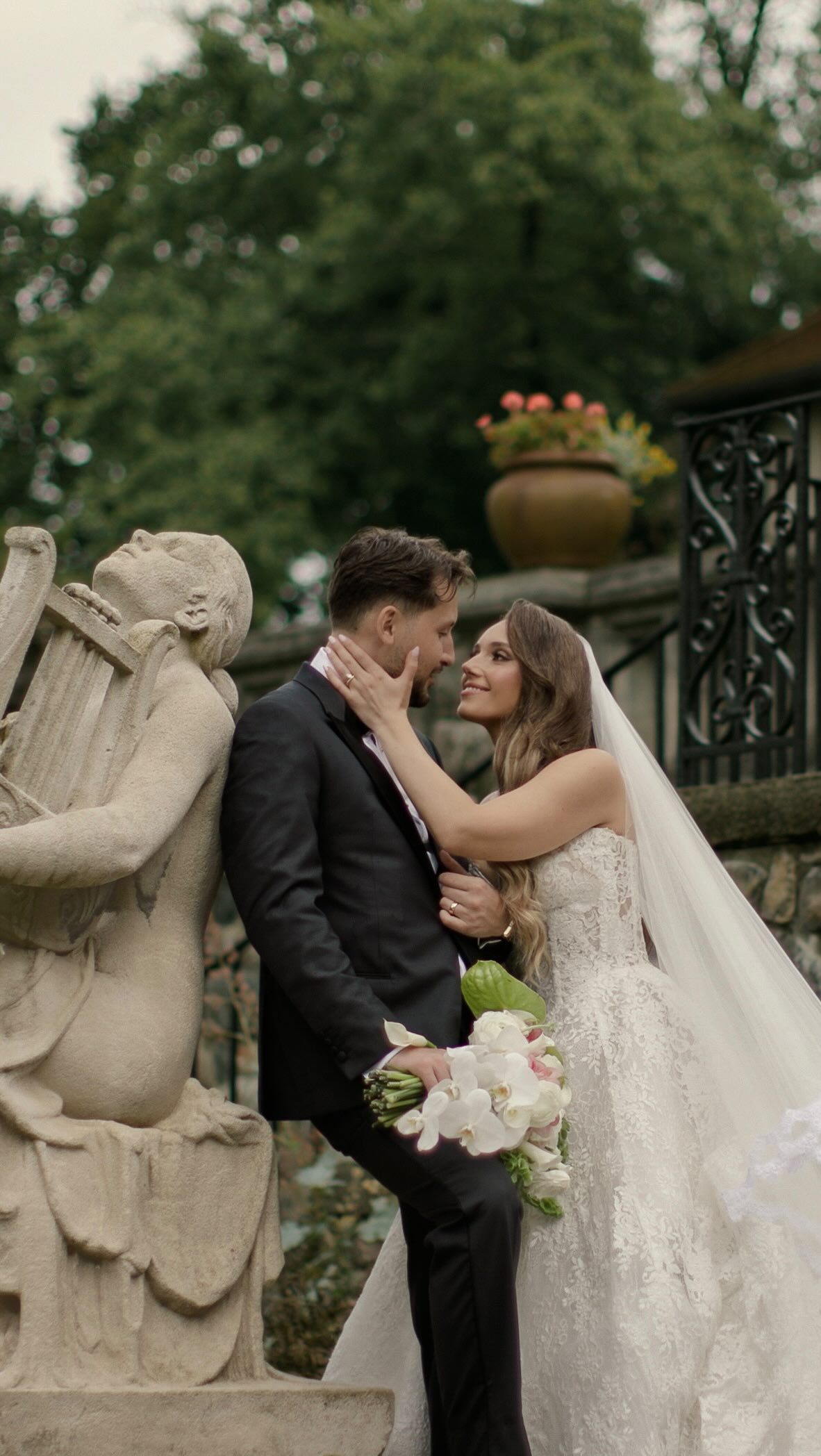A little touch of Tuscany and soft, moody skies… every detail of this day felt effortlessly elegant and deeply romantic. The rain only added to the atmosphere, creating the kind of dreamy, cinematic moments that make a wedding unforgettable. Happy 1st Week to S&G!🥂
Planner / Designer: @seeventsplanning
Photo: @faithrowleyphotos
Video: @sightandsoundvideography
Florist: @goldeneventsflorist
Rentals: @coutureeventsmi
Cake: @arnolds_cakes
Venue: @thepalazzogrande
Hair: @linditahair
Makeup: @mualinda_