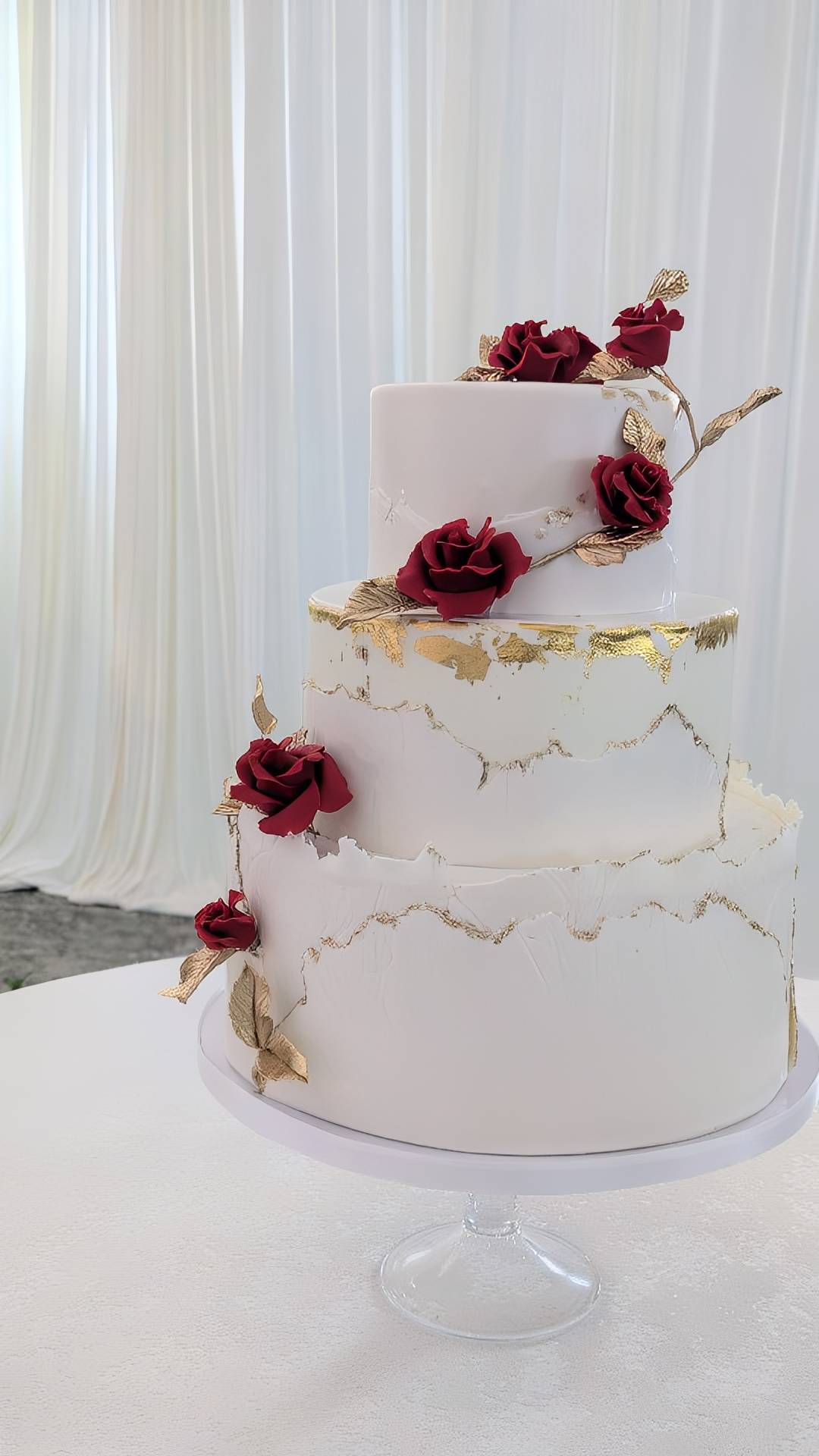 ✨ A timeless love story in white, gold & crimson. ✨
This elegant white wedding cake was designed to feel both classic and dramatic, adorned with delicate touches of marble veining, gold leaf, shimmering gold foliage, and climbing crimson roses that gracefully wind their way up the tiers. 🌹✨
✨The contrast of the crisp white cake with those rich red roses creates such a romantic statement—bold, sophisticated, and utterly timeless.✨
A cake made to be more than dessert… but part of the beauty and romance of the celebration. 🤍🌹
Congrats Tayo & Kylan! 💕💒
#WeddingCake #LuxuryWeddingCake #WeddingCakeArtist #VirginiaWedding #TheCakeBee