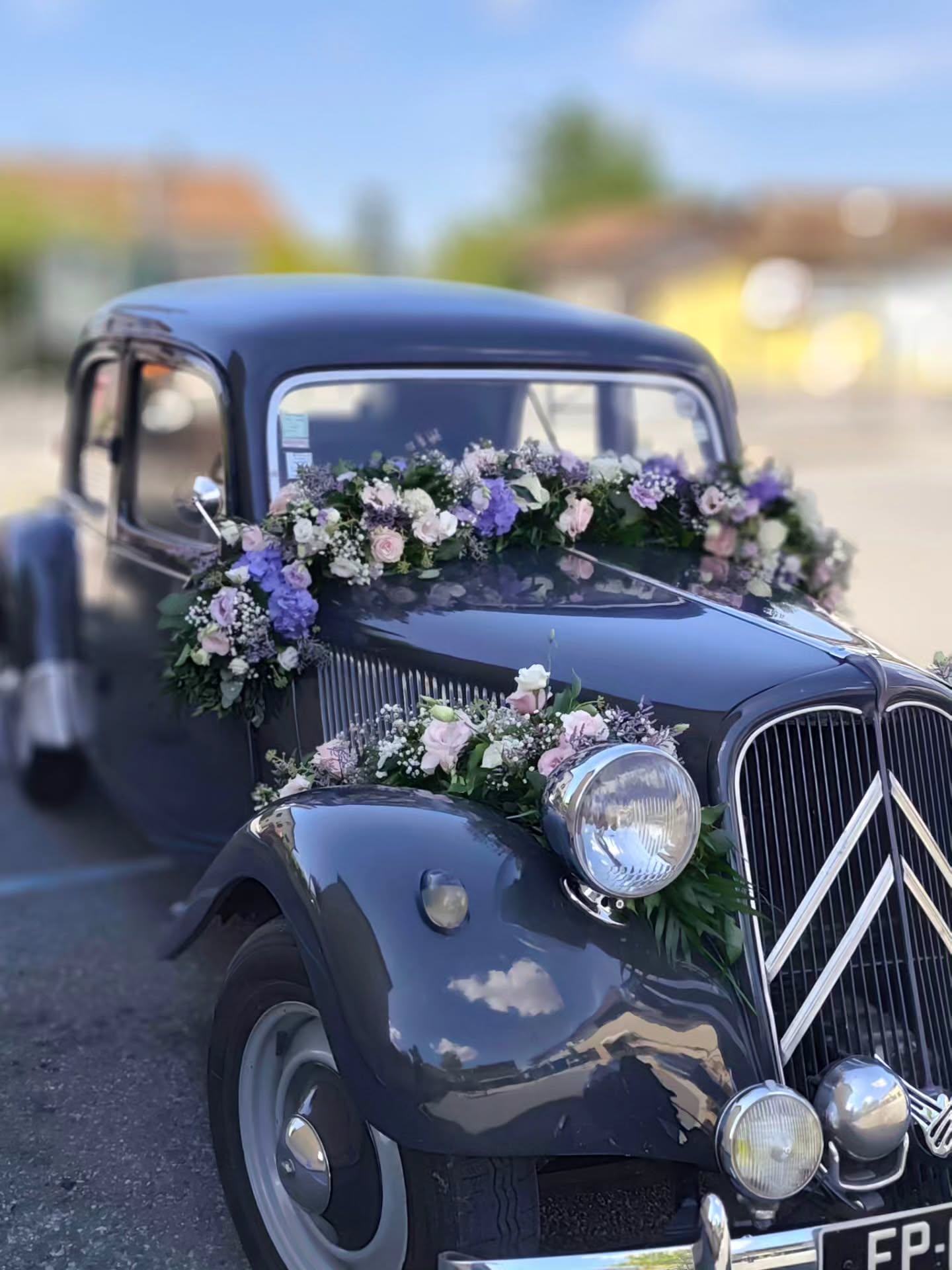 🩵 Wedding day du 22 août partie 1🩵
Un mariage digne de la haute société de Bridgerton…
Très chers lecteurs,
Il semblerait qu'une douce romance ait récemment fait beaucoup parler d'elle… celle de Freddy et Emilie
Pour cette journée, les mariés rêvaient d'une ambiance inspirée de Bridgerton : romantique, fleurie, élégante et délicieusement anglaise.
Des nuances de rose poudré, lilas, bleu et blanc, une profusion de fleurs, des bougies colorées… jusque sur cette magnifique voiture ancienne entièrement parée de fleurs. 🌸
Du bouquet aux tables, en passant par la décoration des mariés, chaque composition a été pensée comme une petite scène de ce décor romantique.
Et puisque Lady Whistledown sait toujours tout avant tout le monde… il se murmure que l'amour était, ce jour-là, le plus beau des scandales. ✨💜
Pétales d'émotion Fleurir vos plus belles histoires…
Épisode 2 très bientôt, restez connectés 🌸
#petalesdemotion
#lachapelledelatour
#fleuriste
#weddingflowers
#mariage26