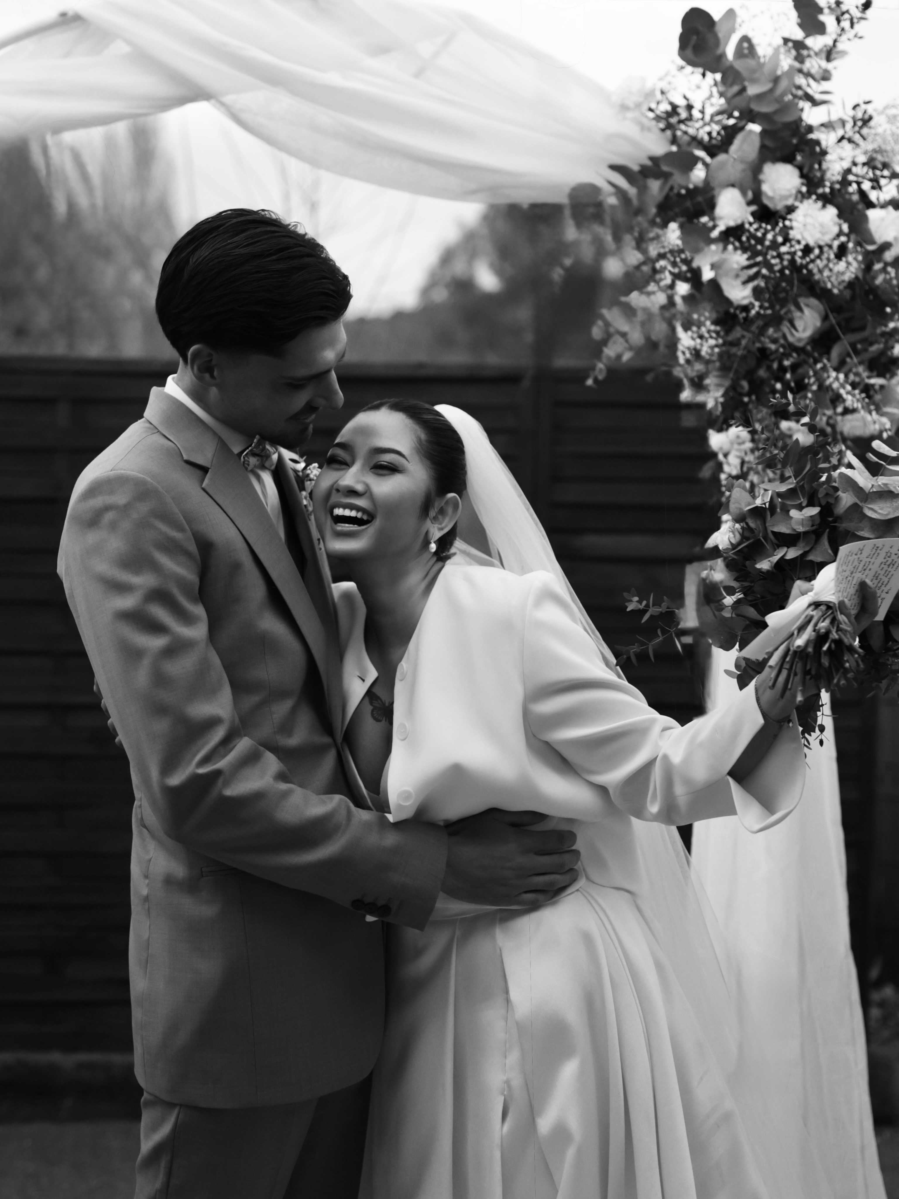The Wedding day ✨
Parce que les plus belles photos sont parfois celles où l’on oublie complètement l’objectif.
.
Www.mandy-garcia.com
.
#weddingday #weddings #photographer #bridetobride #weddingphotography