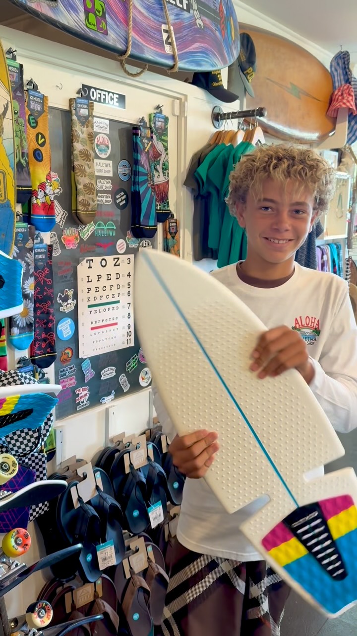 @devo_surf + Rip Surf @ripsurfofficial = FUN when the waves are flat. Stay loose while working on your surfing mechanics. 🤙🏾🤙🏾 come get yours at @haleiwa.surf.shop #ripsurf #hawaii #haleiwa