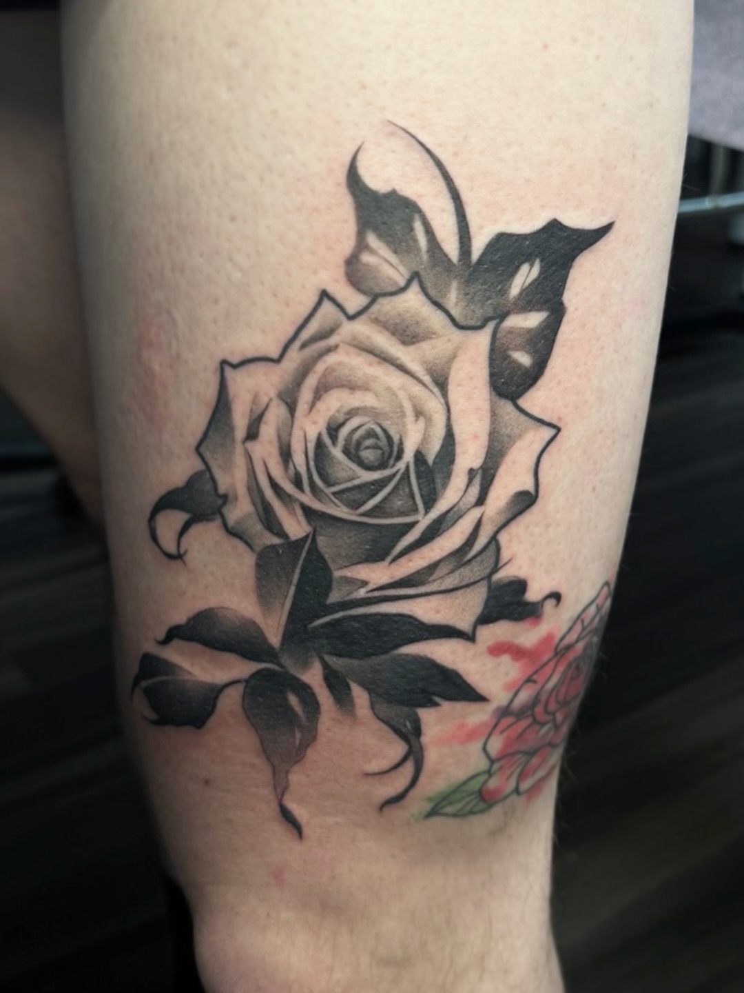 Gorgeous rose created by @yokai_collective_ This client came in with a single request, “create a rose in your style.” No other guidelines. Martin absolutely killed it with this design
Martin is also participating in the Richmond anime convention @animeink_con this weekend!
#rosetattoo #illustrativetattoo #estesparktattoo #estesparktattooartist #coloradotattooartist