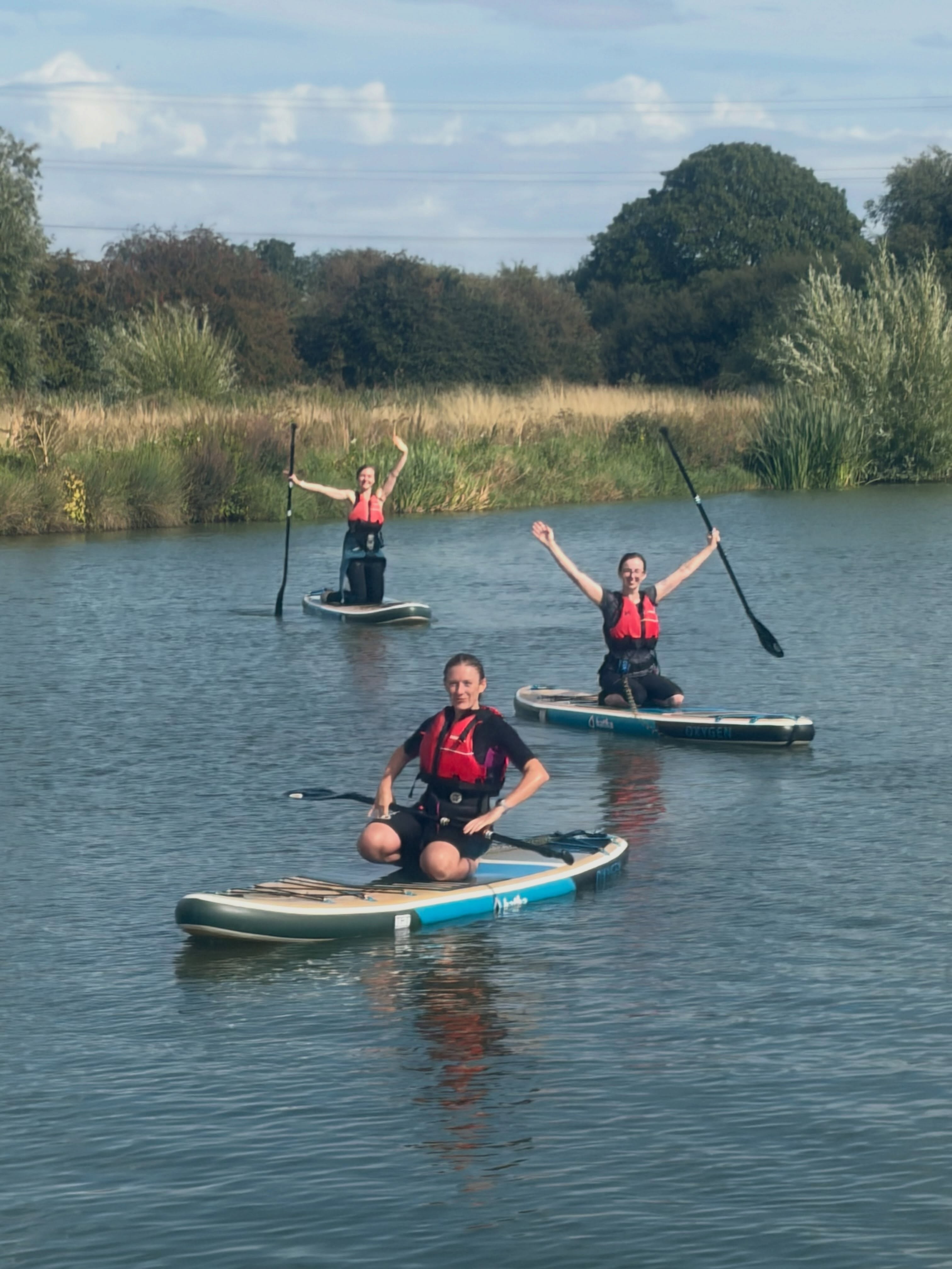 🌟 What a weekend! 🌟
We loved welcoming back our returning guests—and this time, they brought friends along for the fun! 🎉 A special shoutout to the amazing lady who pulled off a flawless 360 spin on her board—talk about skills! 🔥🌀
And the family that took on paddleboarding together? Pure joy and good vibes all around! 🏄