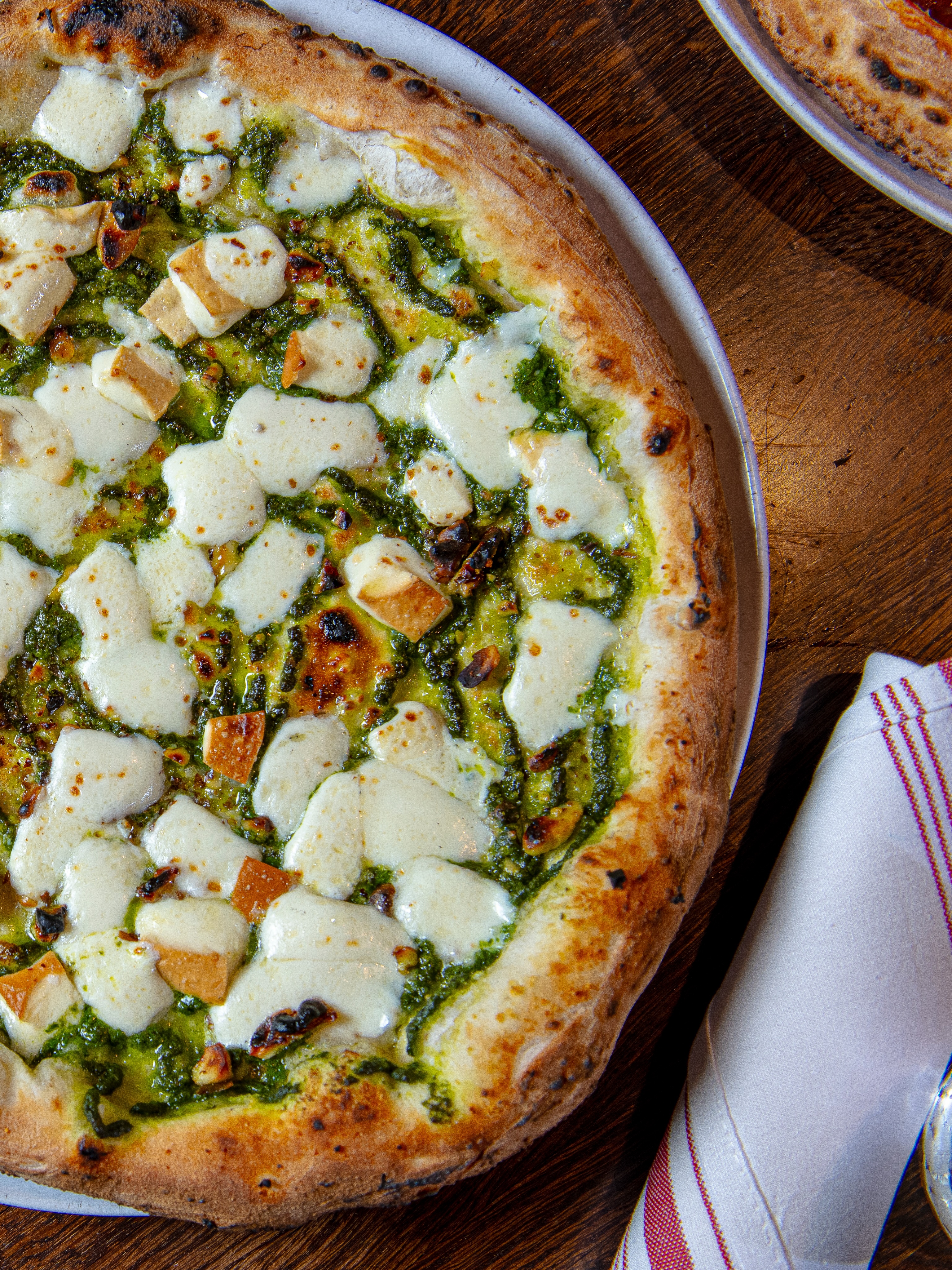 Pesto Pizza 😘 Perfect for late Summer dinners that linger on the patio. 👌 Order or book now.