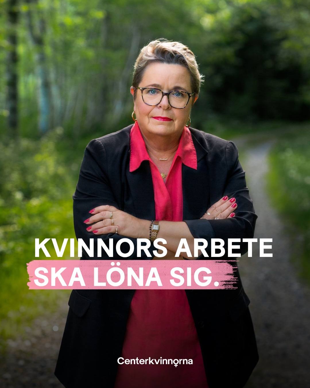 Sjuksköterskor, undersköterskor och förskollärare bär upp vår gemensamma välfärd varje dag.
Utan kvinnorna i välfärden stannar Sverige.
Ändå värderas kvinnodominerade yrken systematiskt lägre, både i lön och arbetsvillkor.
Resultatet blir ett livslångt ekonomiskt gap, med lägre lön, sämre sjukpenning och en otryggare pension.
För oss i Centerkvinnorna är ekonomisk självständighet grunden för all annan frihet.
Vi vägrar acceptera att omsorg värderas lägre än industrin.
Därför kräver vi nästa stora jämställdhetsreform: ett statligt finansierat lönelyft för kvinnodominerade välfärdsyrken.