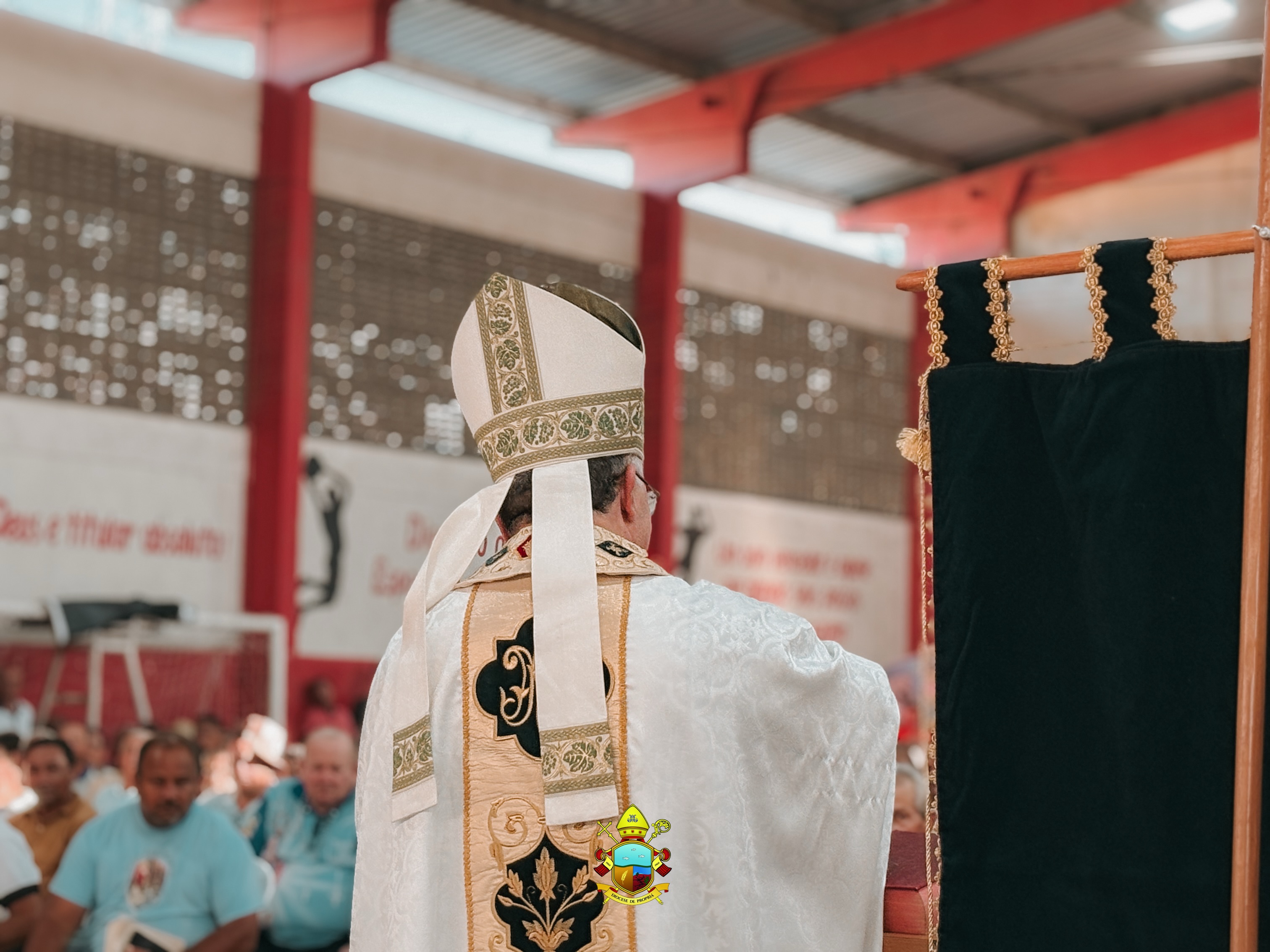 A Paróquia Nossa Senhora da Conceição, em Itabi, celebrou neste domingo, 6 de setembro, os 90 anos do Terço dos Homens, em um momento marcado pela fé, devoção e gratidão.
A data recorda a história iniciada durante uma das Santas Missões do Frei Peregrino, quando Itabi ainda não era paróquia. Foi naquela comunidade que surgiu o primeiro grupo do Terço dos Homens, devoção que, ao longo dos anos, se espalhou por todo o Brasil.
A programação teve início com uma peregrinação do povoado Lagoa Redonda até a Igreja Matriz de Nossa Senhora da Conceição, considerada a casa-mãe do Terço dos Homens. Em seguida, os participantes se reuniram no ginásio para a oração do Santo Terço e, à tarde, para uma palestra com o Padre Bernardino, filho de Itabi e de seu Zezé, participante do primeiro grupo.
O encontro foi encerrado com a Santa Missa, presidida por Dom Genivaldo Garcia, bispo da Diocese de Estância, e concelebrada pelos padres Gustavo, Mário, Francisco Luiz, Antônio e Bernardino.
90 anos de uma história que nasceu em Itabi e se tornou uma grande corrente de oração em todo o Brasil.
Confira a matéria completa no site da Diocese de Propriá.
#DioceseDePropriá #TerçoDosHomens #90Anos #Itabi #NossaSenhoraDaConceição Fé DevoçãoMariana