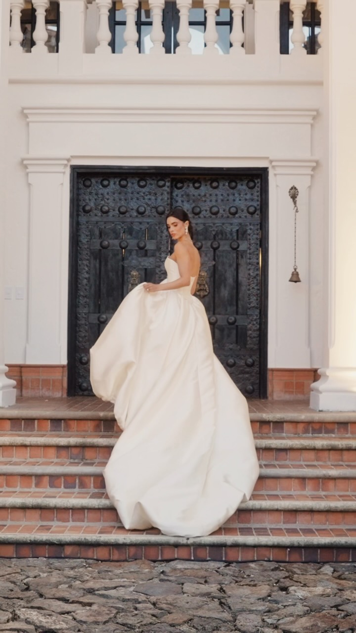 Every step spent, worth it, until the very last one. ✨
By @weplanco
#LuxuryWedding #DestinationWedding #WeddingFilm #BridalMoment #WeddingVideography