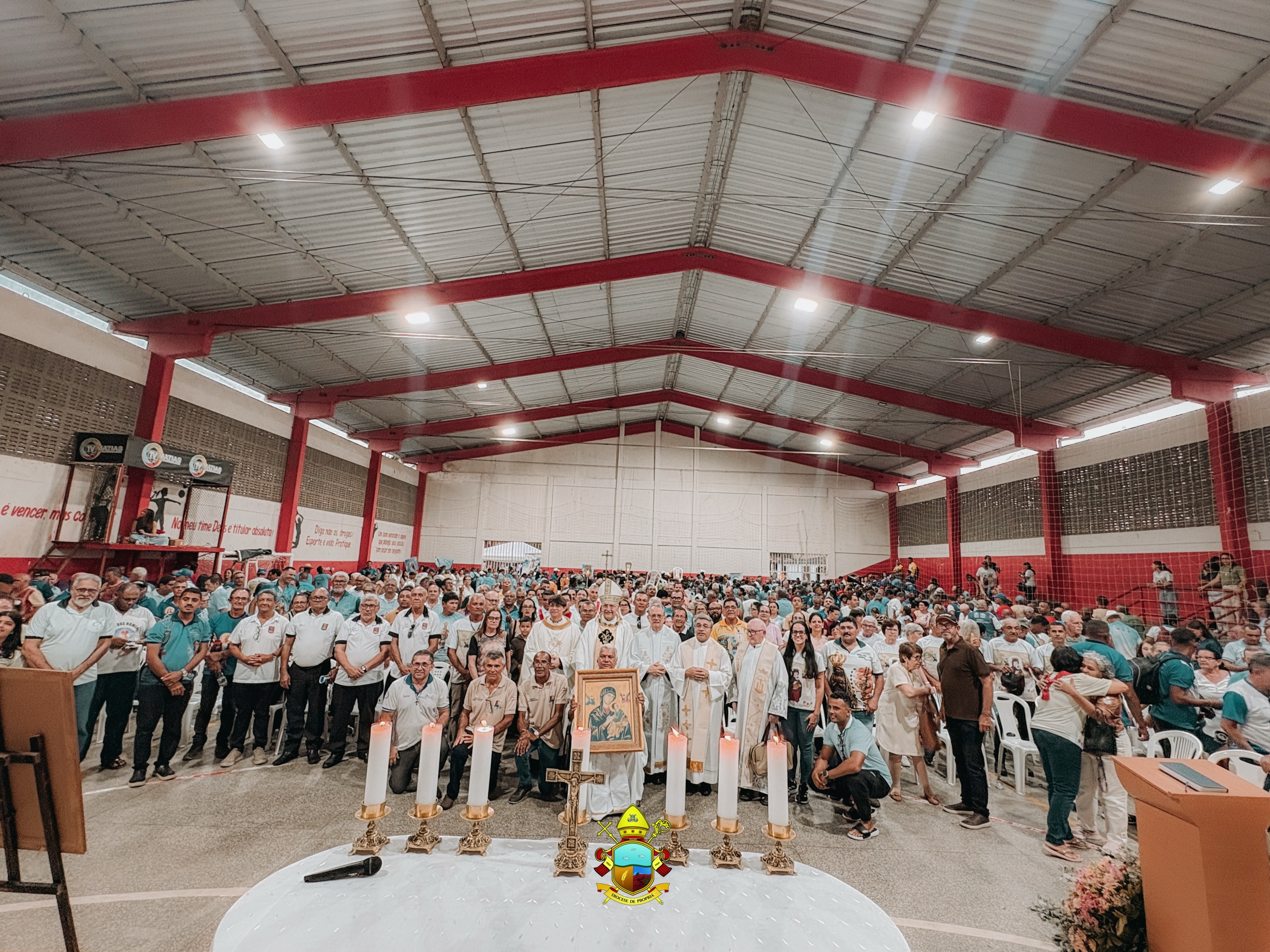 A Paróquia Nossa Senhora da Conceição, em Itabi, celebrou neste domingo, 6 de setembro, os 90 anos do Terço dos Homens, em um momento marcado pela fé, devoção e gratidão.
A data recorda a história iniciada durante uma das Santas Missões do Frei Peregrino, quando Itabi ainda não era paróquia. Foi naquela comunidade que surgiu o primeiro grupo do Terço dos Homens, devoção que, ao longo dos anos, se espalhou por todo o Brasil.
A programação teve início com uma peregrinação do povoado Lagoa Redonda até a Igreja Matriz de Nossa Senhora da Conceição, considerada a casa-mãe do Terço dos Homens. Em seguida, os participantes se reuniram no ginásio para a oração do Santo Terço e, à tarde, para uma palestra com o Padre Bernardino, filho de Itabi e de seu Zezé, participante do primeiro grupo.
O encontro foi encerrado com a Santa Missa, presidida por Dom Genivaldo Garcia, bispo da Diocese de Estância, e concelebrada pelos padres Gustavo, Mário, Francisco Luiz, Antônio e Bernardino.
90 anos de uma história que nasceu em Itabi e se tornou uma grande corrente de oração em todo o Brasil.
Confira a matéria completa no site da Diocese de Propriá.
#DioceseDePropriá #TerçoDosHomens #90Anos #Itabi #NossaSenhoraDaConceição Fé DevoçãoMariana