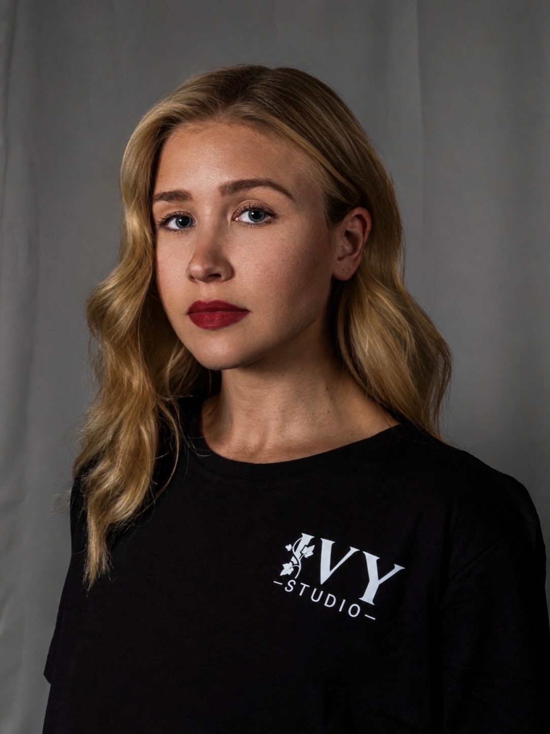 Instruktörspresentation @beatricenicasia
Lär känna mig
• Namn: Bea
• Instruktör: Pole & heels
• Hur länge har du tränat pole/aerial? Sedan 2017
• Vad betyder IVY för dig? IVY är platsen jag alltid lämnar med mer energi. Platsen där jag kan vara kreativ utan hämningar.
Lite om mig
• Favoritgodis? Saltlakrits
• Favoritfärg? Grön
• Vad gör du när du inte tränar? Jobbar, löser mordgåtor, organiserar (fysiskt och mentalt), drömmer om nästa resa
3 snabba
• Static eller spinny? Spinny
• Flexibilitet eller styrka? Styrka
• Tricks eller flow? Båda
Avslutning
• Favorittrick? Flippar, alla flippar
• Drömtrick? Human flag
• Vad skulle du säga till någon som funderar på att börja med pole/aerial eller annan dansform på IVY? Det kommer bringa dig så mycket glädje. Du kommer lära dig saker du inte trodde var möjliga och du kommer vara omgiven av underbara människor.