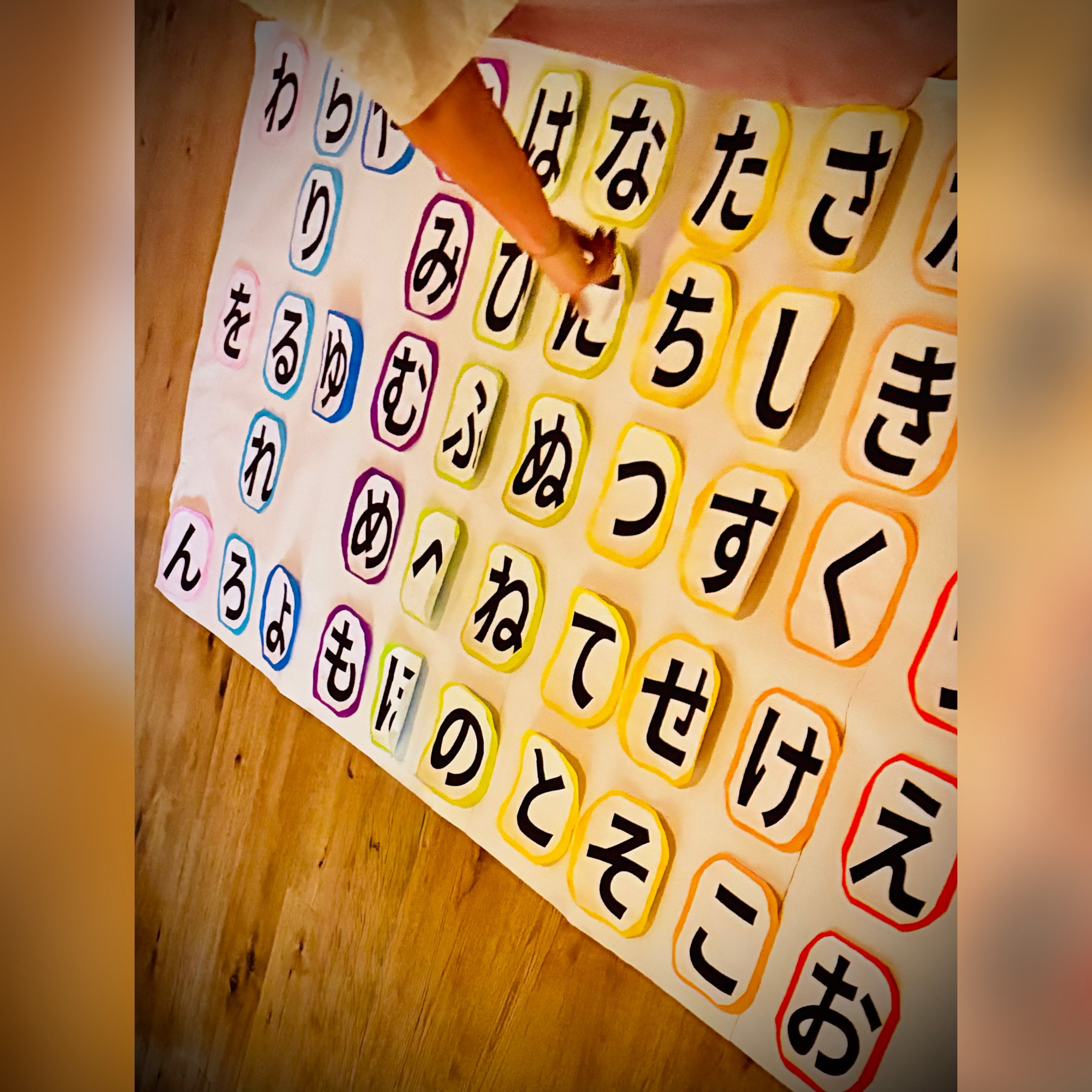 🍎 2026年度 あっぷる学習教室 🍎
✨ 「のびのびクラス」&「きらきらクラス」スタート! ✨
2026年度「あっぷる学習教室」が始まりました!
「のびのびクラス」、そして満を持して新たにスタートした 「きらきらクラス」。
知的好奇心いっぱいの子どもたちは、「やってみたい!」「もっと知りたい!」という気持ちをたくさん見せながら、どの子も目を輝かせ、意欲的に取り組んでいます。
初回から笑顔と活気にあふれ、とても良いスタートとなりました✨
あっぷる学習教室では、あっぷる幼稚園と同様、一人ひとりの個性や成長のペースを大切にしながら、丁寧できめ細やかなクラスづくりを心がけています。
「できた!」という喜びを自信につなげ、
「もっとやってみたい!」という好奇心を、次の学びへ——。
子どもたちが楽しみながら学び、のびのび・きらきらと、それぞれの力を伸ばしていける学習教室を目指しています。🍎✨
📣 ただいま、若干名、生徒募集中です!
各クラスとも定員に限りがございますが、現在、若干名の空きがございます。
ご興味のある方、クラスの詳細や空き状況についてお知りになりたい方は、どうぞお気軽にお問い合わせください。
詳しいクラス内容・対象年齢・曜日・時間等につきましては、フライヤーをご参照ください。
📩 お問い合わせ
あっぷる学習教室
class@apple-chan.com
皆さまとの新しい出会いを、楽しみにお待ちしております🍎
