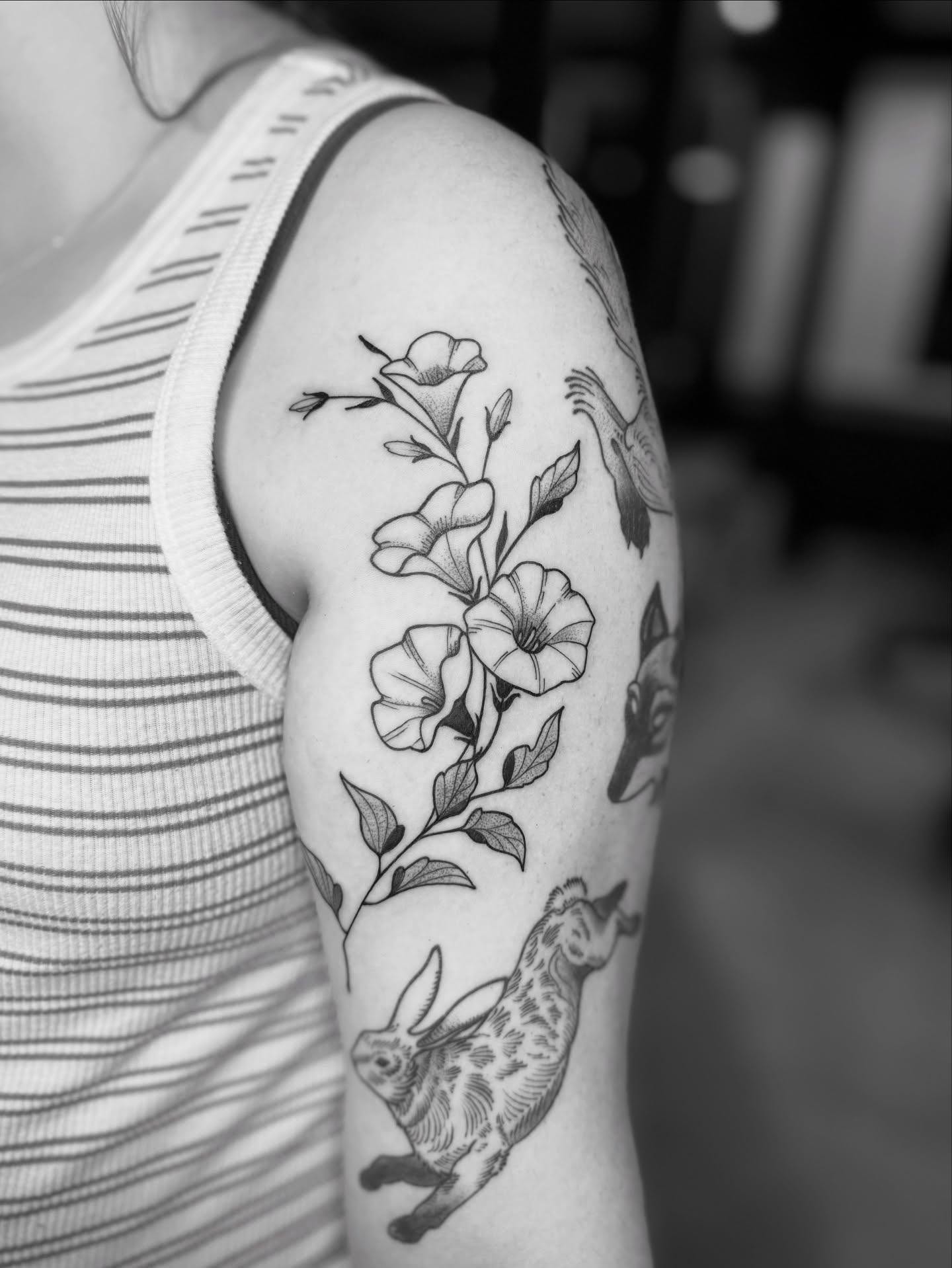 Credit to @staytruejess
#tattoo#ink#lancastertattoo#flowertattoo
For booking contact the artist directly 📖