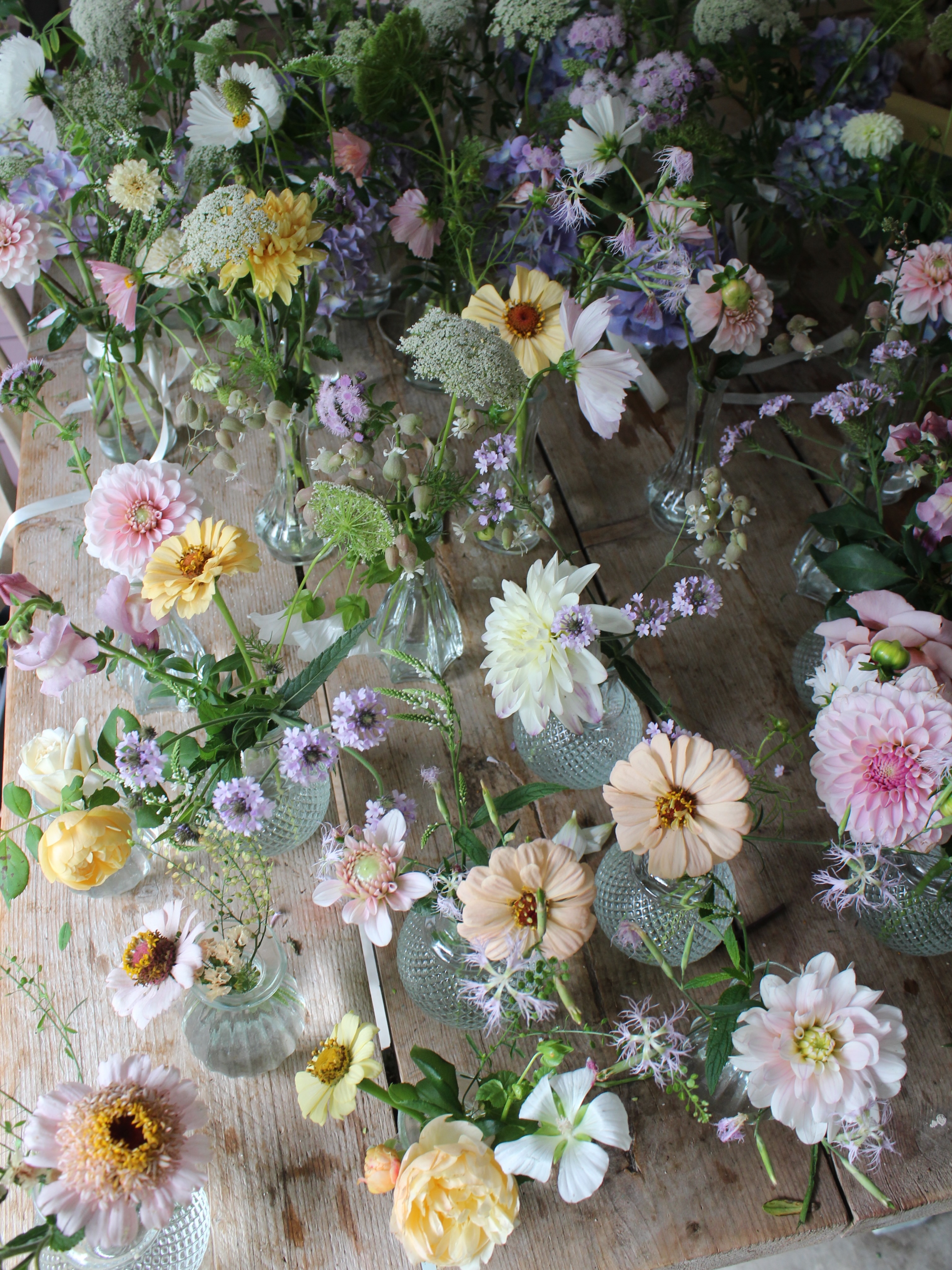 This time last week Rachel and Daniel married on the last day of August at the beautiful @crowcombecourt π their flowers were a pastel blend of dahlias, zinnias, cosmos, roses, hydrangeas and lots of other seasonal beauties πΈ.
Thanks to @wildroseandbrambleflowerfarm for flowers and @elmsleynursery for hydrangea plants πΏ
Visiting @crowcombecourt always makes me happy, itβs my favourite drive to a venue, over the wild Quantock Hills π
#somersetwedding #pastelweddingflowers #pastelbridalbouquet #somersetweddingflorist #augustweddingflowers