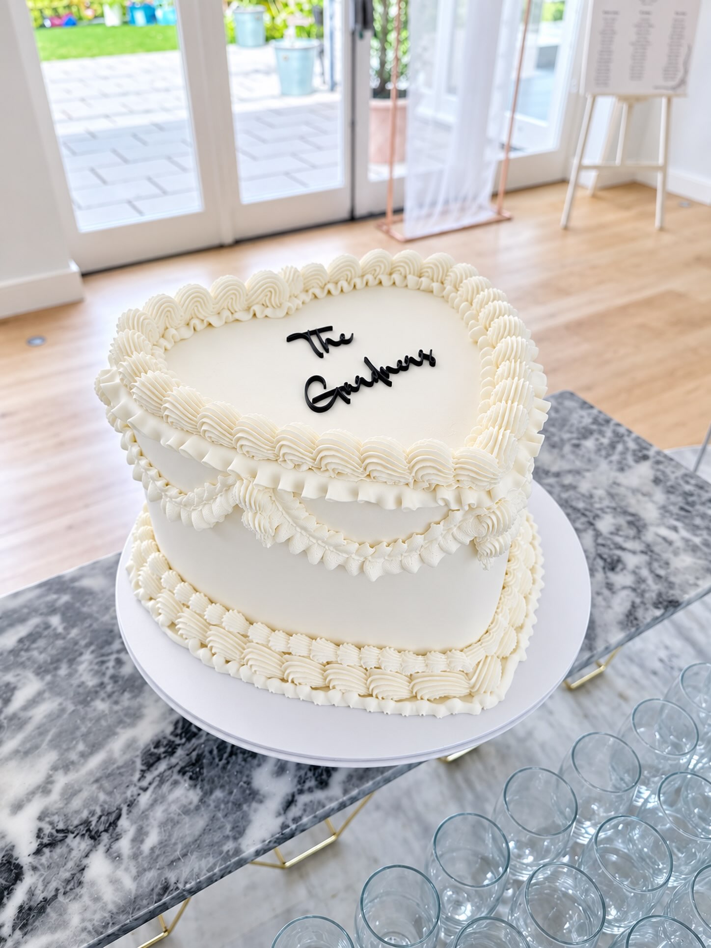 Love making the Lamberth Style cakes, this one was from last week for Adam & Charlotte who’s was at the stunning @hyde_house, they also had Biscoff cupcakes which came out later in the day