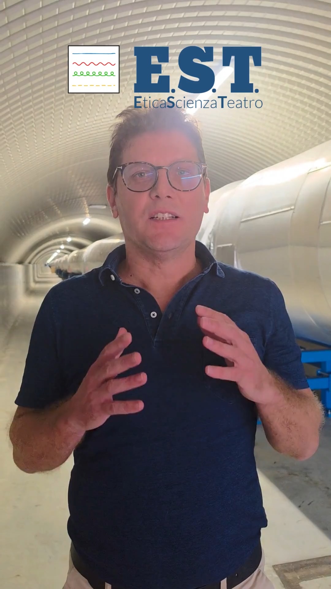 Dal tunnel dell’Osservatorio Gravitazionale Europeo @egovirgo_waves, dove l’antenna gravitazionale #virgo “ascolta” i sussurri del cosmo, a #Bari per il Festival 𝗘.𝗦.𝗧. - 𝗘𝘁𝗶𝗰𝗮, 𝗦𝗰𝗶𝗲𝗻𝘇𝗮, 𝗧𝗲𝗮𝘁𝗿𝗼!
«Come cambia la nostra percezione di noi stessi quando scopriamo qualcosa di nuovo sul cosmo?»
✨ Ce lo racconta direttamente #VincenzoNapolano (EGO) in questo video, anticipando un viaggio attraverso i modi in cui abbiamo provato a immaginare il cosmo e le scoperte che hanno cambiato per sempre la nostra cultura, l’arte e l’immagine di noi stessi.
Vi aspettiamo #sabato 26 settembre al Teatro Kismet per la prima giornata di E.S.T.!
🔹 19:00 | Acting Interlude - AI LIVE | 𝗗𝗘 𝗦𝗜𝗗𝗘𝗥𝗜𝗕𝗨𝗦. 𝗖𝗼𝗺𝗲 𝗴𝗲𝘁𝘁𝗮𝗿𝗲 𝗮𝗻𝗰𝗼𝗿𝗲 𝗻𝗲𝗹 𝗰𝗶𝗲𝗹𝗼 𝗽𝗲𝗿 𝘁𝗼𝗿𝗻𝗮𝗿𝗲 𝗮 𝗰𝗮𝘀𝗮 con @michelemarullo_
🔹 19:30 | Talk | 𝗖𝗢𝗠𝗘 𝗜𝗠𝗠𝗔𝗚𝗜𝗡𝗜𝗔𝗠𝗢 𝗟'𝗨𝗡𝗜𝗩𝗘𝗥𝗦𝗢? 𝗖𝗼𝗻𝗻𝗲𝘀𝘀𝗶𝗼𝗻𝗶 𝗰𝗼𝘀𝗺𝗶𝗰𝗵𝗲 𝗱𝗮𝗴𝗹𝗶 𝗮𝗻𝘁𝗶𝗰𝗵𝗶 𝗮𝗹𝗹𝗲 𝗼𝗻𝗱𝗲 𝗴𝗿𝗮𝘃𝗶𝘁𝗮𝘇𝗶𝗼𝗻𝗮𝗹𝗶 con Vincenzo Napolano (EGO)
🔹 21:00 | 𝗜𝗟 𝗠𝗘𝗦𝗦𝗔𝗚𝗚𝗘𝗥𝗢 𝗗𝗘𝗟𝗟𝗘 𝗦𝗧𝗘𝗟𝗟𝗘 di Francesco Niccolini, con @flavio.albanese
🔹 22:30 | 𝗔𝗽𝗲𝗿𝗶𝘁𝗶𝘃𝗼 𝗗𝗶𝗮𝗹𝗼𝗴𝗶𝗰𝗼 a cura di @choriabari – Note di Puglia
🎟️ Biglietti e pacchetti in prevendita su Vivaticket (link in bio)
📞 Info e prenotazioni: 328 399 8522
⚡️ programma completo sul nostro sito