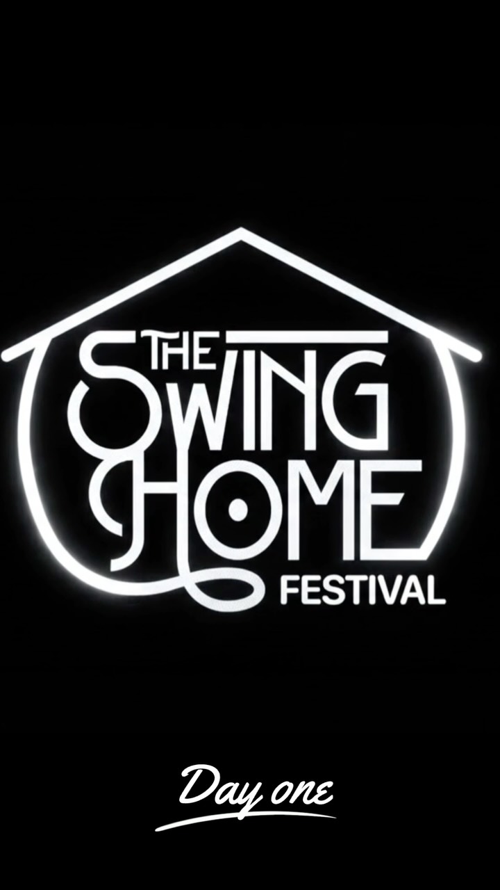 GRAZIE
Ci esplode il cuore. Di gioia, di stanchezza, di ricordi indelebili!
The Swing Home Festival 2026 è stato una FIGATA pazzesca, e la verità è semplice: questo festival vive perché ci siete voi!
Chi è venuto da vicino, chi ha fatto ore di macchina, chi si è iscritto ad un workshop per la prima volta — siete voi il Festival.
Persone che vogliono vivere leggere ballando e condividendo questo magico mondo, liberi di essere se stessi!
Ci sono persone senza le quali tutto questo non sarebbe potuto succedere, e vogliamo ringraziarle di cuore.
@fabric_drinkandfood per averci accolto in una location che è pura magia.
@la_bodeguita_scarpedaballobg per aver gestito il market con una cura incredibile, insieme a tutti gli espositori
Tutti gli insegnanti, indescrivibili per talento e generosità:
@martignanimarco.dancer @naturallyginger_sara @lorenzodamato @laurazardi @luca.e.carlotta @lucazilocchi @carlottacorsi_ @dosidebu @lindycetty @drag.ra @matteocapizzi_ @silviacollavizza @rocknrollinghearts
Le band e i DJ, che ci hanno fatto ballare fino a farci consumare le scarpe:
@crosstompers_swing_band @garlajazzandhisswingers @serinktattoo @saurodallolio e Dj Frenzone
E tutti quelli che ci hanno aiutato dietro le quinte, prima, durante e dopo:
@sebastianprestini @_elisamagri_
Perché una pista da ballo è fatta da voi! Da chi balla da vent’anni e chi ha fatto il primo passo ieri.
La comunità smette di essere una parola e diventa un posto dove stare bene.
ECCO IL DAY 1
Vi aspettiamo:
🗓️ Al prossimo anno per il Festival
🗓️ Al 14 settembre per le prove dei corsi nella nuova sede di Gorle
Grazie di essere Swing Home. 🕺💃
Dani, Frenz
📹 @_fra_.93._
Graphic @todophotographics