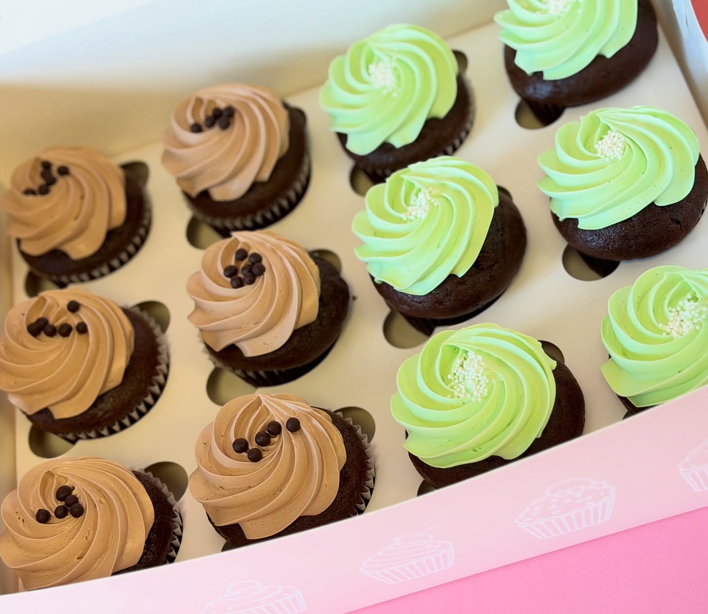 Are you a classic chocolate kind of person or a little minty? ๐๐ง
#ChocolateTherapyVSTakeaMomint #ChocolateCupcakes #ChocolateMintCupcakes #MintChocolate #CupcakeLovers #CupcakeAddict #ChocolateLovers #SweetTreats #ButtercreamCupcakes #NutFreeCupcakes #NutFreeBakery #MississaugaBakery #MississaugaCupcakes #MississaugaCakes #StreetsvilleBakery #GTABakery #SupportLocalMississauga #SwirlsCupcakes