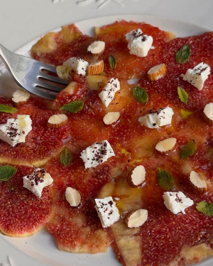 swipe to assemble the fig carpaccio →
(what fig season calls for)
slice your figs in half
press the figs (gently)
crumble some feta on top
drizzle of EVOO
almonds for the crunch
sprinkle some sumac
top with mint leaves
bon app x
