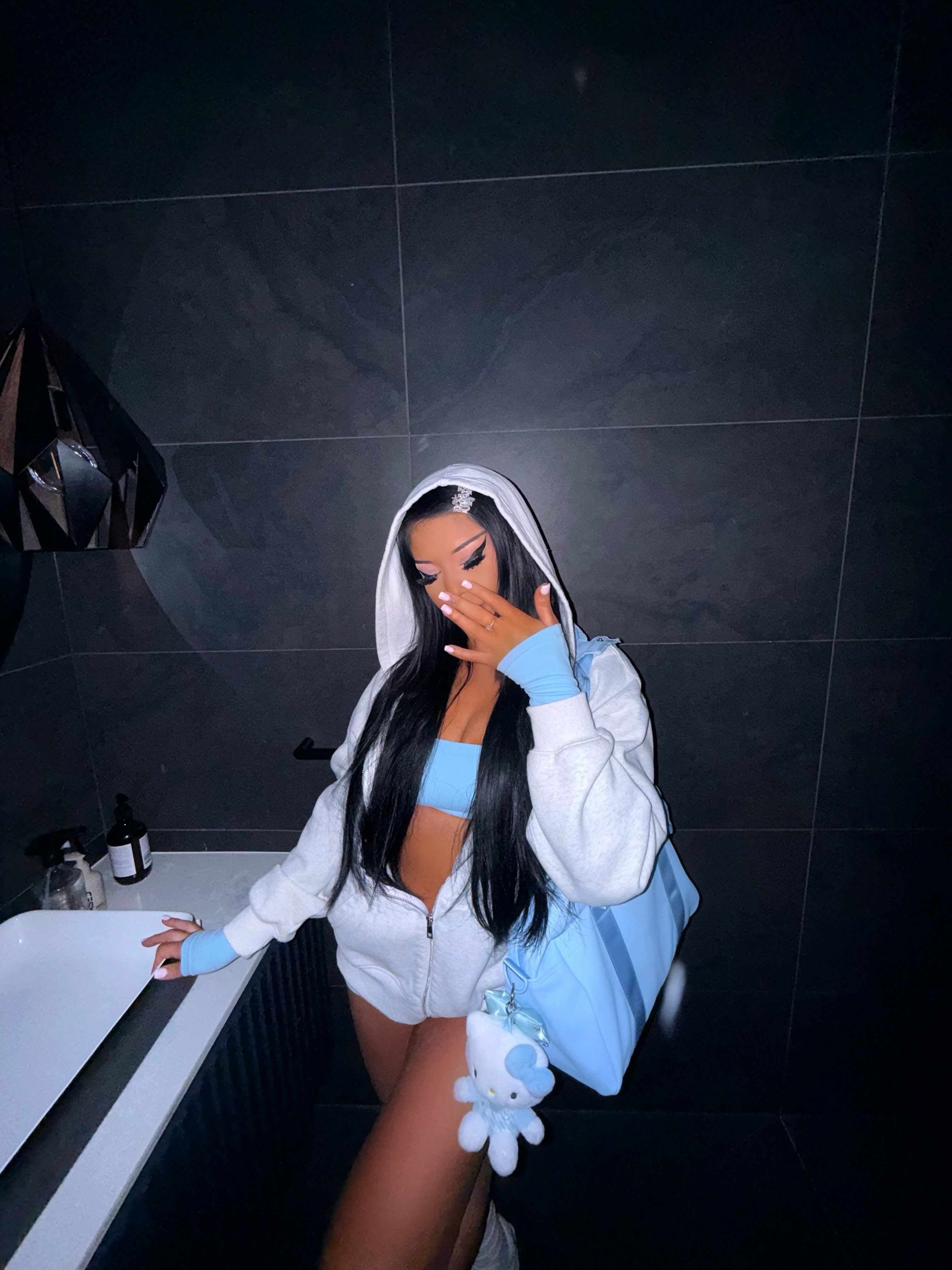 Icyyy βοΈπ€
Hoodie : @whitefoxboutique
Workout set : @keepthatpump
Sneakers : @stylerunner
Bag : @eliteelevensporting
Charm : @minisoaustralia
#brandingwithamk #movewithamk #stepintomyworld #fyp #gymfit