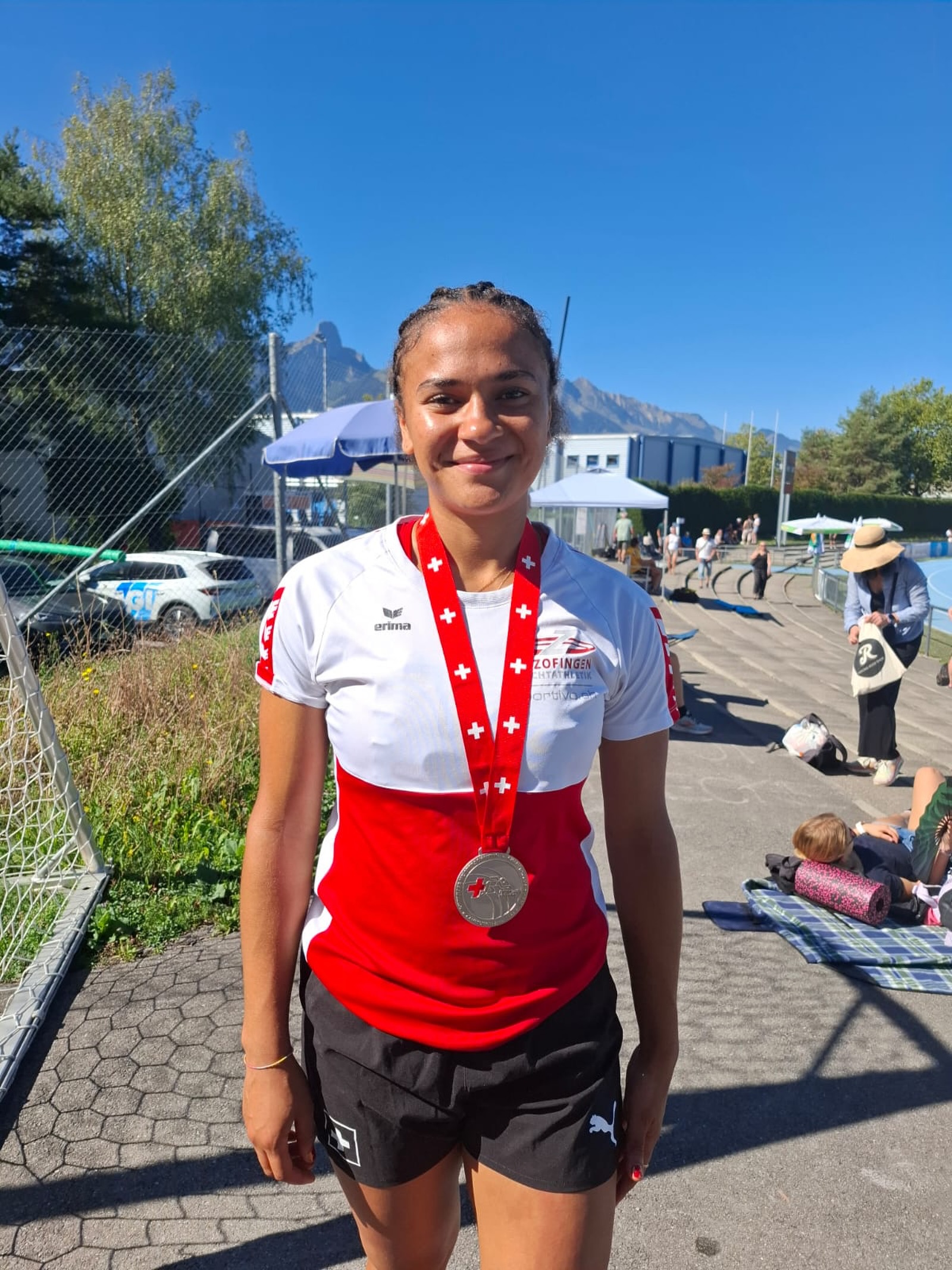 🇨🇭Schweizermeisterschaften U16/U18 in Thun & U20/U23 in Basel 🇨🇭
Mit starken Leistungen, neuen Bestleistungen und gleich mehreren Podestplätzen dürfen wir auf ein erfolgreiches Wochenende in Thun und Basel zurückblicken.
📍 Thun – U16/U18
Emilia Chukwu steht gleich dreimal auf dem Podest!
🥉 100 m Hürden: 13,79 s - PB
🥈 Kugelstossen: 14,00 m – PB
🥇 Speerwurf: 50,85 m – PB Schweizermeisterin!
Was für ein Abschluss! Mit einem sensationellen Wurf auf 50,85 m sichert sich Emilia den Schweizermeistertitel im Speerwurf.
📍 Basel – U20/U23
🥉 David Brügger – Stabhochsprung U20
4,65 m
- David Brügger – Weitsprung U20 6,82 m – 5. Rang
- Jonas Neeser – Hochsprung U23 1,87 m – 7. Rang
- Fionn Brügger – 100 m U23 10,88 s – 5. Rang
Herzliche Gratulation an alle Athletinnen und Athleten zu ihren starken Leistungen!
-------------
#tvzofingen #meinzofingen #aargauersport #SM2026 #saison2026
@stadt_zofingen @aargauersport.ch @alv_athletics