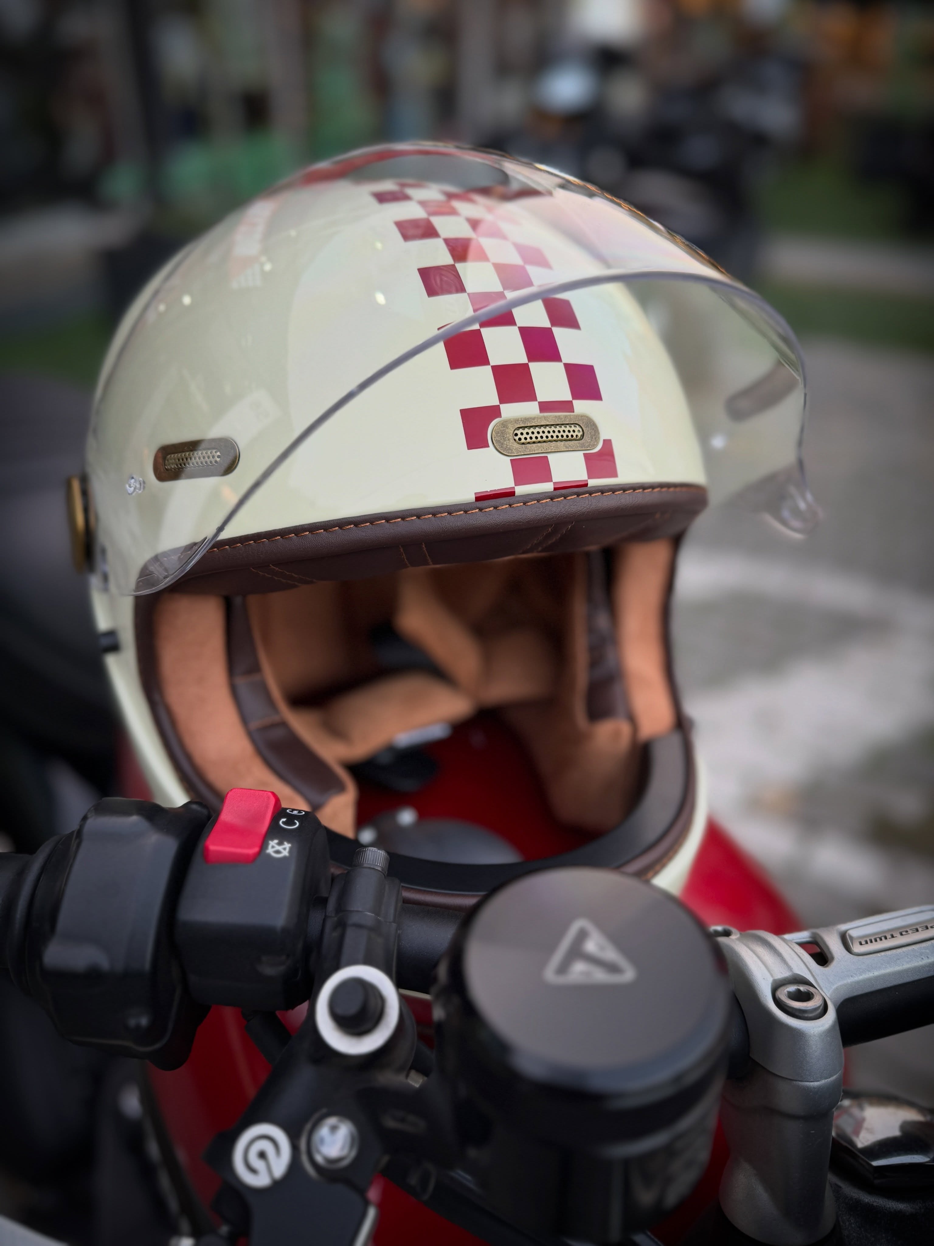 Avenida Vitacura 9033📍Santiago de Chile 🇨🇱
🔥Casco By City Roadster III Vintage F1🔥Todo lo que buscas en un Casco de Pista 🏍️🏁Puesto en un Casco Vintage⚡️Motyba Motos Rider's Garage & More⚡️
.
.
.
#motybamotos #casco #helmet #moto #motoschile