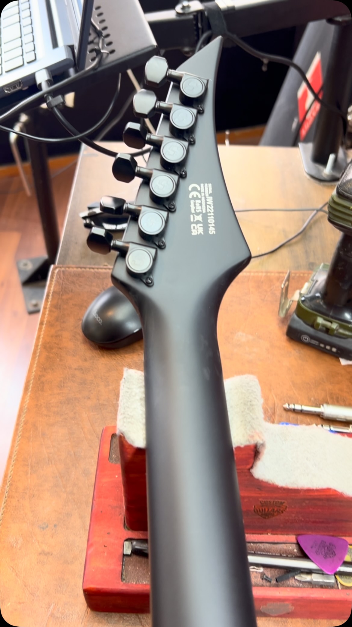 De fábrica a personalizada.
En este proyecto transformamos una Solar Guitars para convertirla completamente de diestro a zurdo, realizando las modificaciones necesarias mediante CNC para lograr precisión y un resultado limpio.
El proyecto culminó con un acabado negro mate, dándole a esta guitarra una estética completamente renovada y un carácter mucho más agresivo.
Cada instrumento tiene una historia. Nosotros nos encargamos de transformarla.
Custom Guitars — Antofagasta, Chile
Reparación · Modificación · Customización · Construcción
#CustomGuitars #SolarGuitars #LeftHandedGuitar #GuitarraZurda GuitarModification CNC GuitarRefinish BlackMatte Luthier GuitarTech GuitarWorkshop Antofagasta Chile