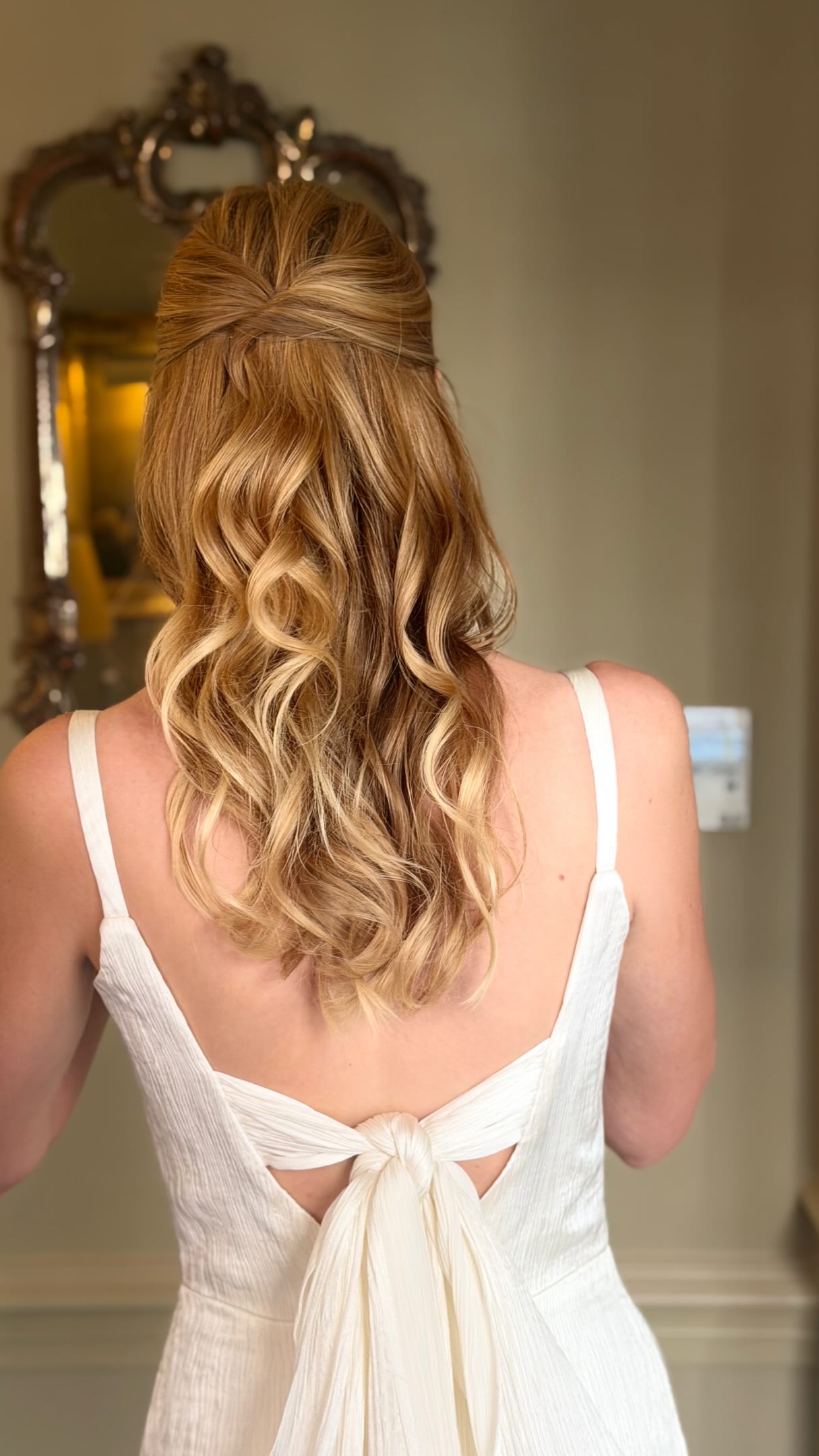 A little glimpse into what a wedding day in London with me really looks like โจ
From an early start, packing the kit and heading into London, to arriving at the venue and getting everything set up before the bridal party are ready to begin.
Then itโs into the morning routine, working through the timeline with the bridesmaids, creating each of their individual hair and makeup looks, keeping everyone on schedule and, of course, making sure thereโs plenty of time for those little moments in between. ๐ค
And then comes my favourite partโฆ getting the bride ready. Putting Amberโs veil in, making those final little tweaks, stepping back and seeing the whole look come together. I always love staying for those final moments, the first looks, the excitement, the happy tears, and, if I can, staying until my bride walks down the aisle.
Itโs so much more than just hair and makeup. Itโs being part of the whole morning and helping everything feel calm, organised and a little bit special. โจ
#Londonwedding #bridalhairandmakeupinlondon #weddinghairandmakeupartist #melissaoldridge bridalmakeuplondon