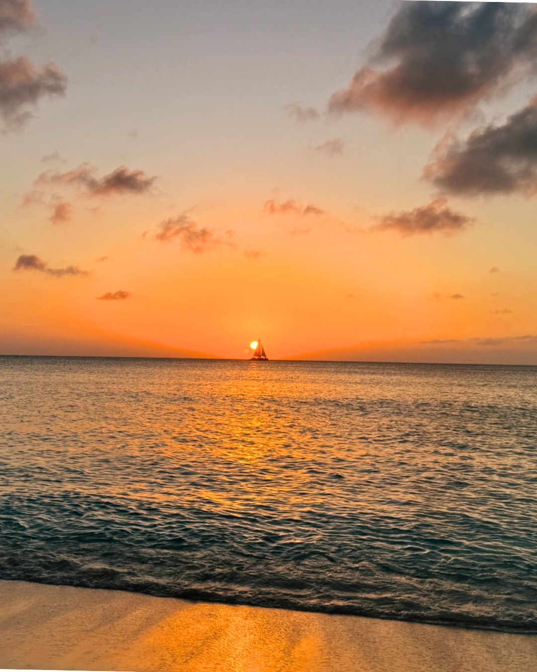 Nothing is better than ending your day on the beach watching the sun set over the Caribbean Sea. 💛
#CaymanIslands #SevenMileBeach #IslandLiving #GoldenHour #SunsetLover